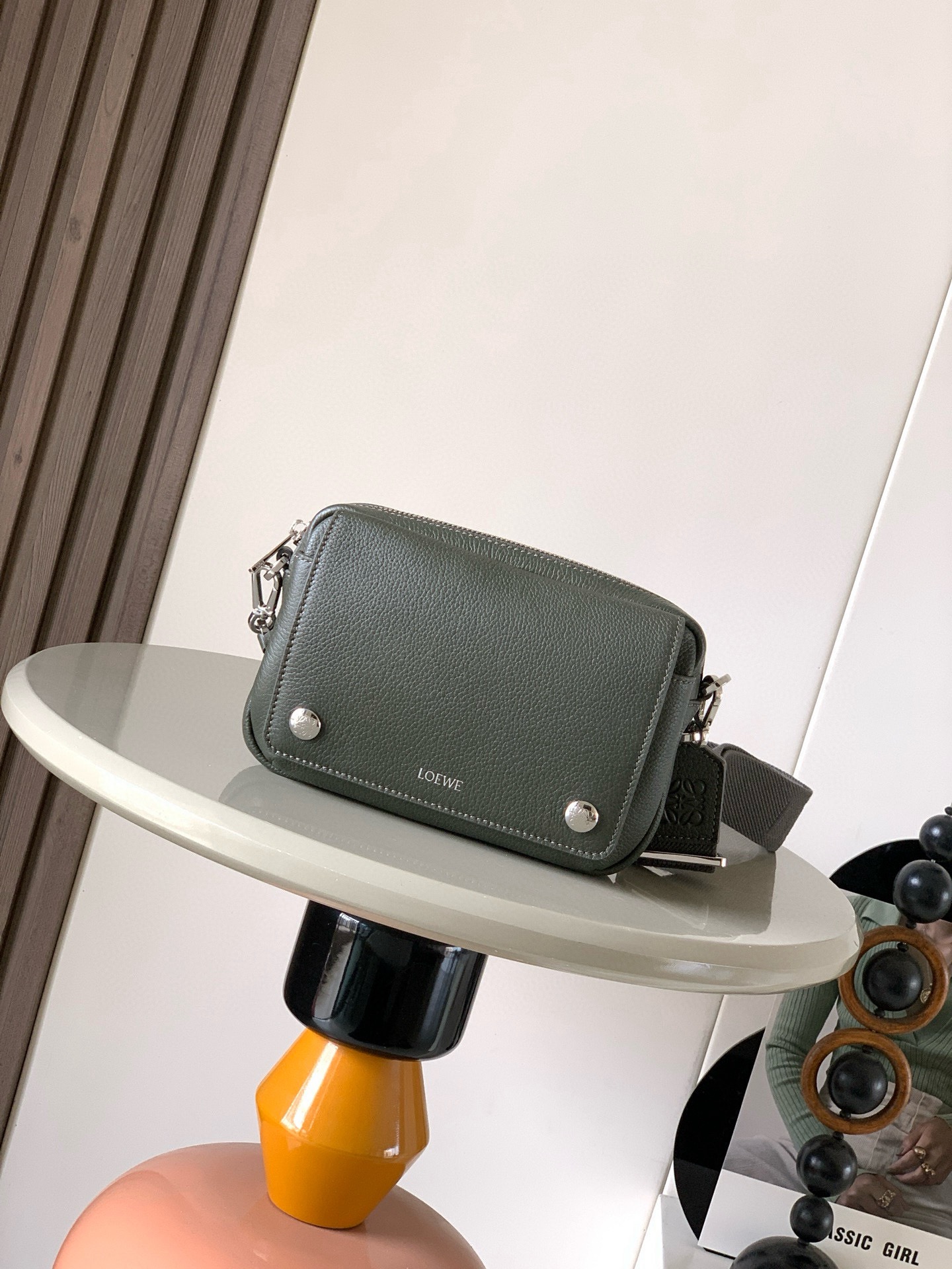 NO:854864,Small Pebble Messenger Bag in Soft Grained Calf Leather Pebble Messenger Bag is a practical and sophisticated design with dual signature Anagram Pebble. This small version is made of soft grained calf leather *Removable and adjustable L0EWE webbing *Zipper closure *One magnetic front pocket, one internal slip pocket *Suede lining *L0EWE hot silver, Anagram Pebble Size 20CM～12.5CM～6CM  Style No. 9149 Color Dark Palm Olive Green, Loewe, loewe, cowhide19860909小号柔软粒面牛皮革 Pebble 邮差包Pebble 邮差包采用实用精巧设计,配有双重标志性 AnagramPebble. 此小号版本采用柔软粒面牛皮革制成*可拆卸可调节L0EWE织带*拉链开合*一个磁扣开合正面口袋,一个内部插袋*绒面革衬里 *L0EWE 烫银,Anagram Pebble 尺寸20CM～12.5CM～6CM 款号9149 颜色深棕榄绿,罗意威,loewe,cowhide,Bag