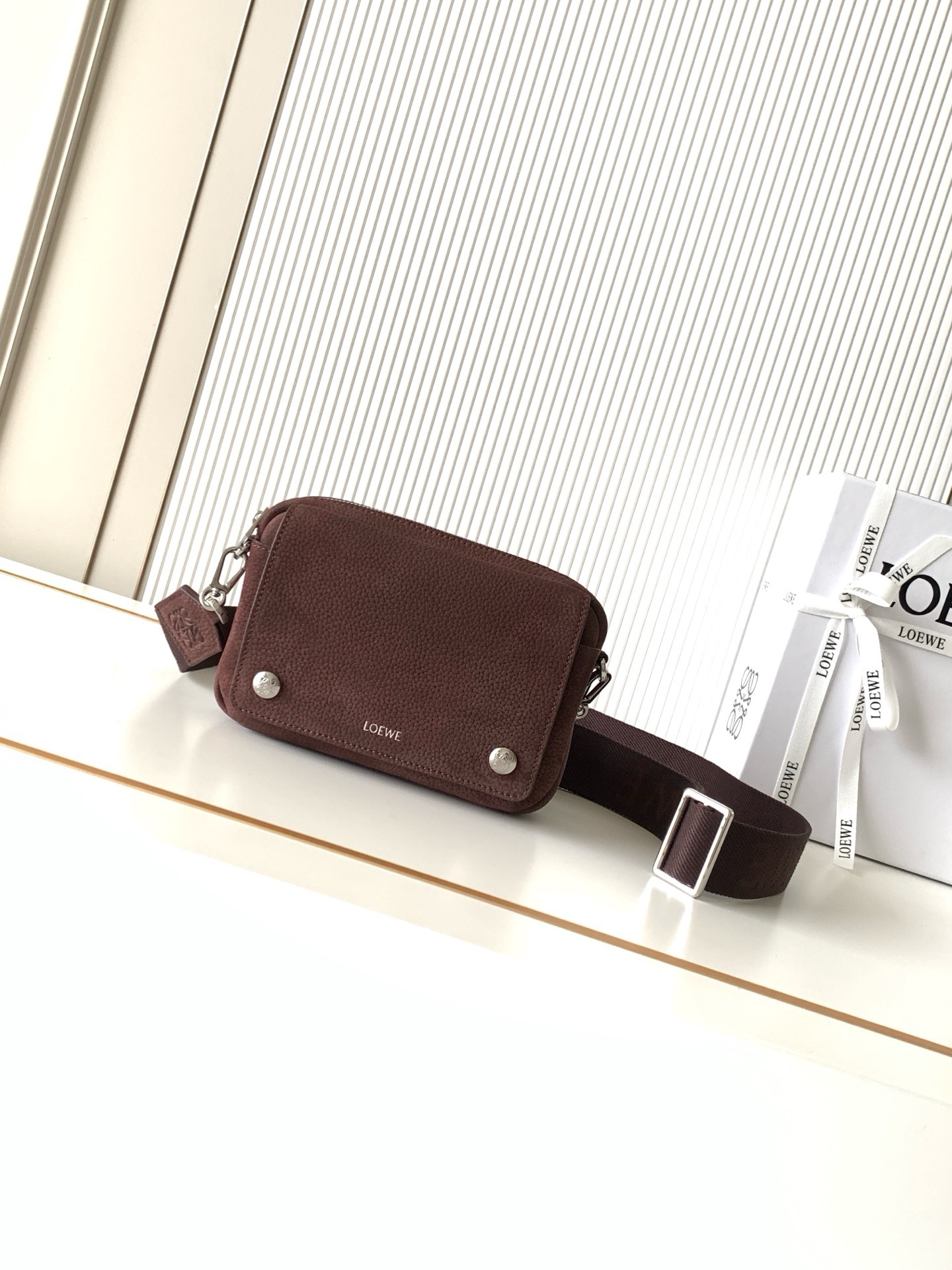 NO:854872,Small Pebble Messenger Bag in Soft Grained Calf Leather Pebble Messenger Bag is a practical and sophisticated design with dual signature Anagram Pebble. This small version is made of soft grained calf leather *Removable and adjustable L0EWE webbing *Zipper closure *One magnetic front pocket, one internal slip pocket *Suede lining *L0EWE hot silver, Anagram Pebble Size 20CM～12.5CM～6CM  Style No. 9149 Color: dark maroon/nubuck, Loewe, loewe, cowhide19860909小号柔软粒面牛皮革 Pebble 邮差包Pebble 邮差包采用实用精巧设计,配有双重标志性 AnagramPebble. 此小号版本采用柔软粒面牛皮革制成*可拆卸可调节L0EWE织带*拉链开合*一个磁扣开合正面口袋,一个内部插袋*绒面革衬里 *L0EWE 烫银,Anagram Pebble 尺寸20CM～12.5CM～6CM 款号9149 颜色深栗色/牛巴革,罗意威,loewe,cowhide,Bag