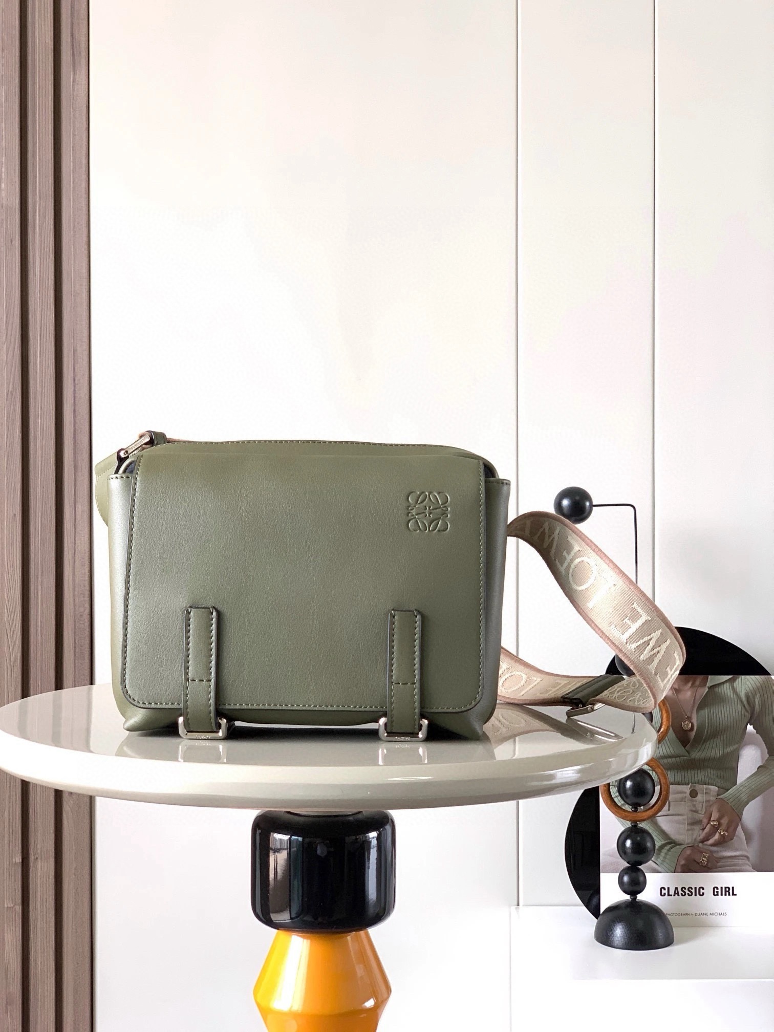 NO:880417,L0ewe new XS messenger bag military messenger classic messenger bag This model changes the way of the classic messenger bag in the past. It is designed with a zippered main compartment. The front part is opened with a buckle to store private items, which is more user-friendly. The overall feeling is more impeccable. It has two built-in card slots for cigarettes, mobile phones, power banks, and wallets. The ideal storage index is 5 stars. It is made of imported pebbled calfskin with soft fine-grained calfskin on the back. The adjustable cotton webbing shoulder strap doubles the comfort of use! Size 23CM～18CM～9CM Style number 9011 Color green, Loewe, loewe, cowhide19860909L0ewe新款XS邮差包military messenger经典信使包 此款一改过去经典邮差包做法,设计了拉链主隔层,前部搭配搭扣打开方式放隐私物品安全之余更加人性化.整體感覺更無懈可击.内置两卡槽,香烟,手机,充电宝,钱夹,收纳理想指数5颗星采用进口荔枝纹小牛皮搭配背部柔软细纹皮小牛皮,调节的棉质织带肩带,使用舒适感倍增！ 尺寸23CM～18CM～9CM 款号9011 颜色绿色,罗意威,loewe,cowhide,Bag