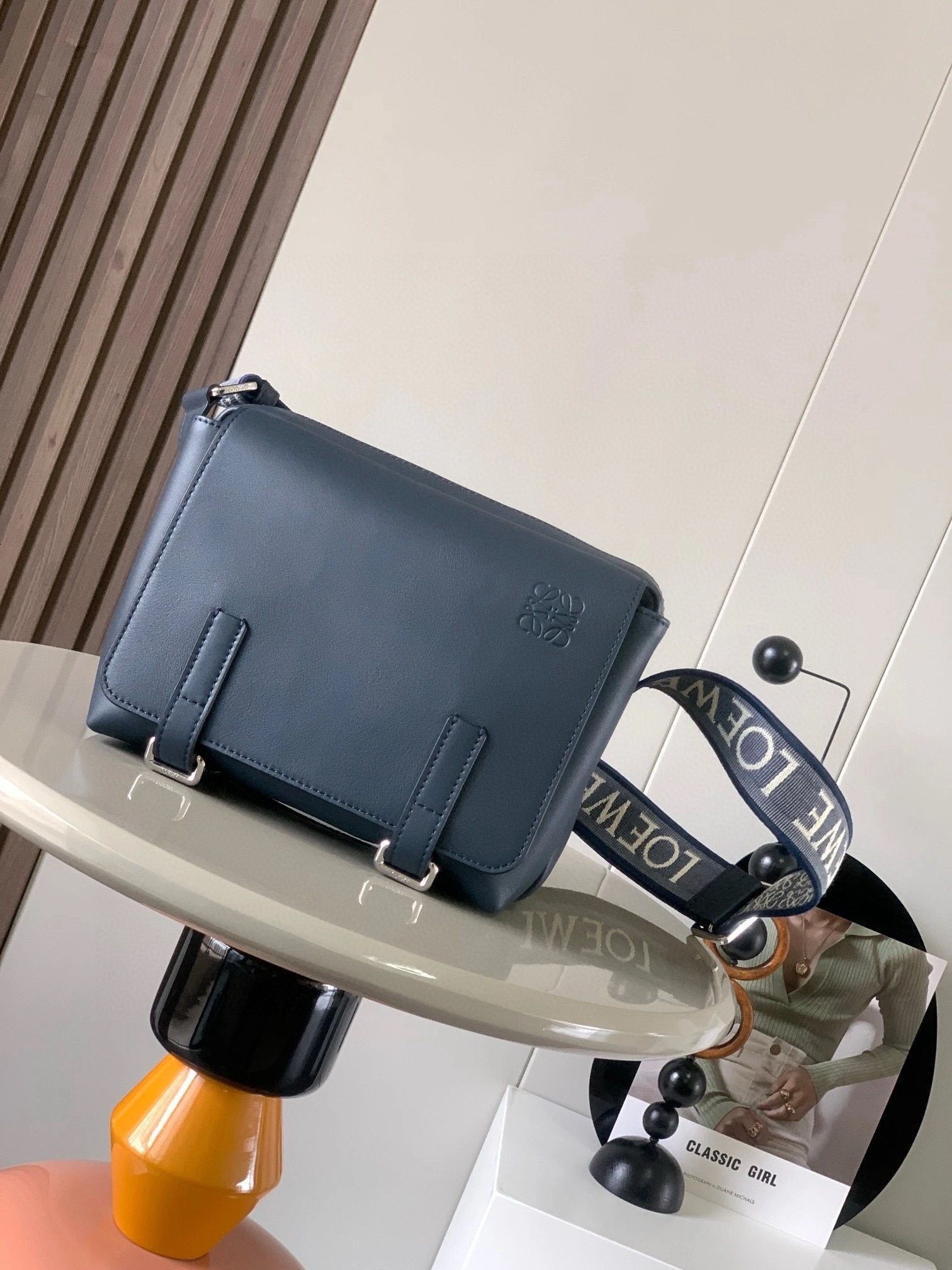NO:880421,L0ewe new XS messenger bag military messenger classic messenger bag This model changes the way of the classic messenger bag in the past. It is designed with a zippered main compartment. The front part is opened with a buckle to store private items, which is more user-friendly. The overall feeling is more impeccable. It has two built-in card slots for cigarettes, mobile phones, power banks, and wallets. The ideal storage index is 5 stars. It is made of imported pebbled calfskin with soft fine-grained calfskin on the back. The adjustable cotton webbing shoulder strap doubles the comfort of use! Size 23CM～18CM～9CM Style number 9011 Color dark blue, Loewe, loewe, cowhide19860909L0ewe新款XS邮差包military messenger经典信使包 此款一改过去经典邮差包做法,设计了拉链主隔层,前部搭配搭扣打开方式放隐私物品安全之余更加人性化.整體感覺更無懈可击.内置两卡槽,香烟,手机,充电宝,钱夹,收纳理想指数5颗星采用进口荔枝纹小牛皮搭配背部柔软细纹皮小牛皮,调节的棉质织带肩带,使用舒适感倍增！ 尺寸23CM～18CM～9CM 款号9011 颜色深蓝,罗意威,loewe,cowhide,Bag