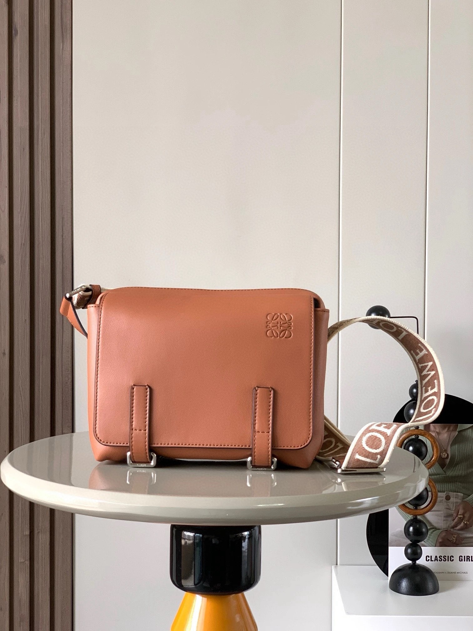 NO:880425,L0ewe new XS messenger bag military messenger classic messenger bag This model changes the way of the classic messenger bag in the past. It is designed with a zippered main compartment. The front part is opened with a buckle to store private items, which is more user-friendly. The overall feeling is more impeccable. It has two built-in card slots for cigarettes, mobile phones, power banks, and wallets. The ideal storage index is 5 stars. It is made of imported pebbled calfskin with soft fine-grained calfskin on the back. The adjustable cotton webbing shoulder strap doubles the comfort of use! Size 23CM～18CM～9CM Style No. 9011 Color brown, Loewe, loewe, cowhide19860909L0ewe新款XS邮差包military messenger经典信使包 此款一改过去经典邮差包做法,设计了拉链主隔层,前部搭配搭扣打开方式放隐私物品安全之余更加人性化.整體感覺更無懈可击.内置两卡槽,香烟,手机,充电宝,钱夹,收纳理想指数5颗星采用进口荔枝纹小牛皮搭配背部柔软细纹皮小牛皮,调节的棉质织带肩带,使用舒适感倍增！ 尺寸23CM～18CM～9CM 款号9011 颜色棕色,罗意威,loewe,cowhide,Bag