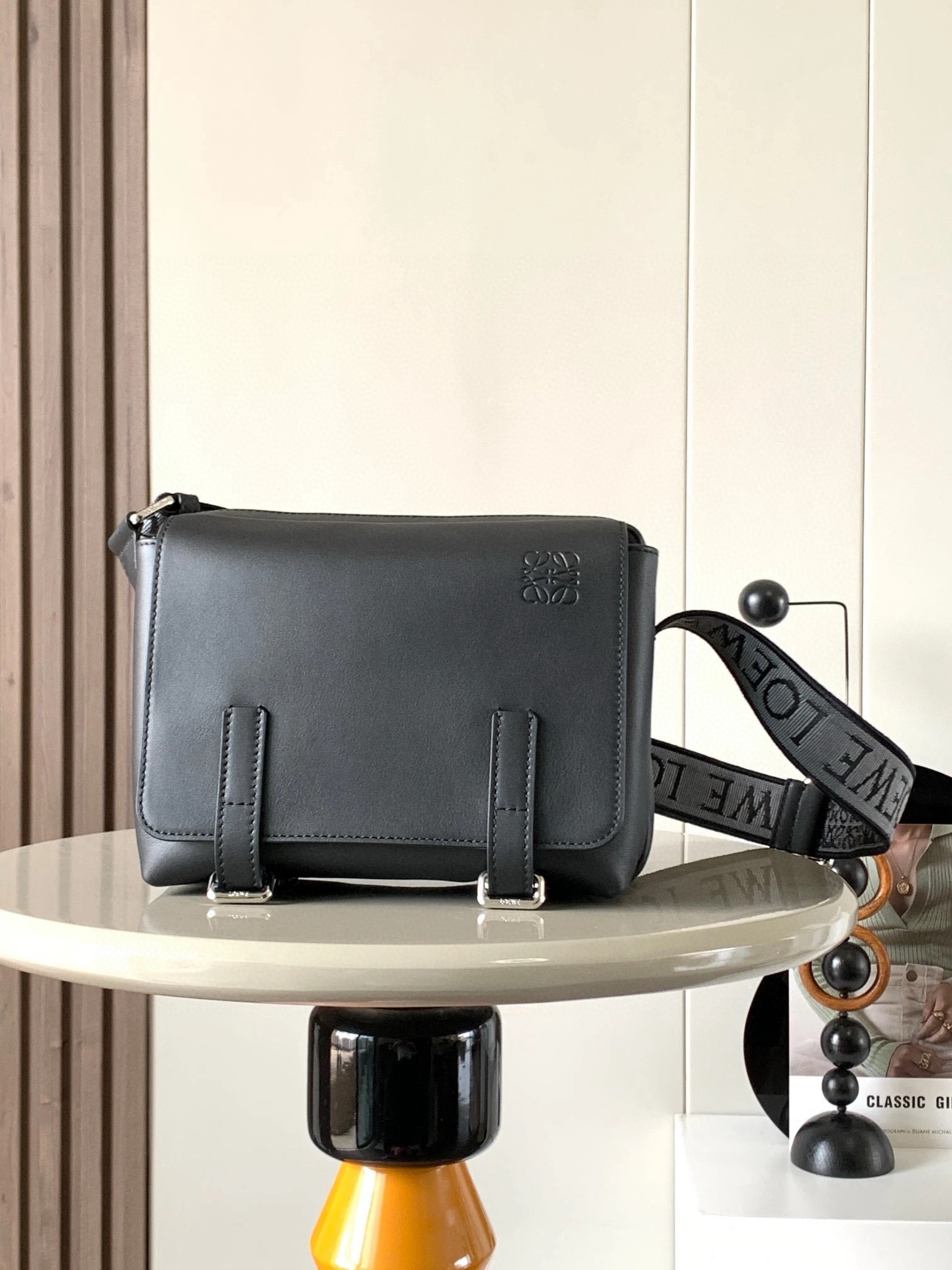 NO:880429,L0ewe new XS messenger bag military messenger classic messenger bag This model changes the way of the classic messenger bag in the past. It is designed with a zippered main compartment. The front part is opened with a buckle to store private items, which is more user-friendly. The overall feeling is more impeccable. It has two built-in card slots for cigarettes, mobile phones, power banks, and wallets. The ideal storage index is 5 stars. It is made of imported pebbled calfskin with soft fine-grained calfskin on the back. The adjustable cotton webbing shoulder strap doubles the comfort of use! Size 23CM～18CM～9CM Style number 9011 Color black, Loewe, loewe, cowhide19860909L0ewe新款XS邮差包military messenger经典信使包 此款一改过去经典邮差包做法,设计了拉链主隔层,前部搭配搭扣打开方式放隐私物品安全之余更加人性化.整體感覺更無懈可击.内置两卡槽,香烟,手机,充电宝,钱夹,收纳理想指数5颗星采用进口荔枝纹小牛皮搭配背部柔软细纹皮小牛皮,调节的棉质织带肩带,使用舒适感倍增！ 尺寸23CM～18CM～9CM 款号9011 颜色黑色,罗意威,loewe,cowhide,Bag
