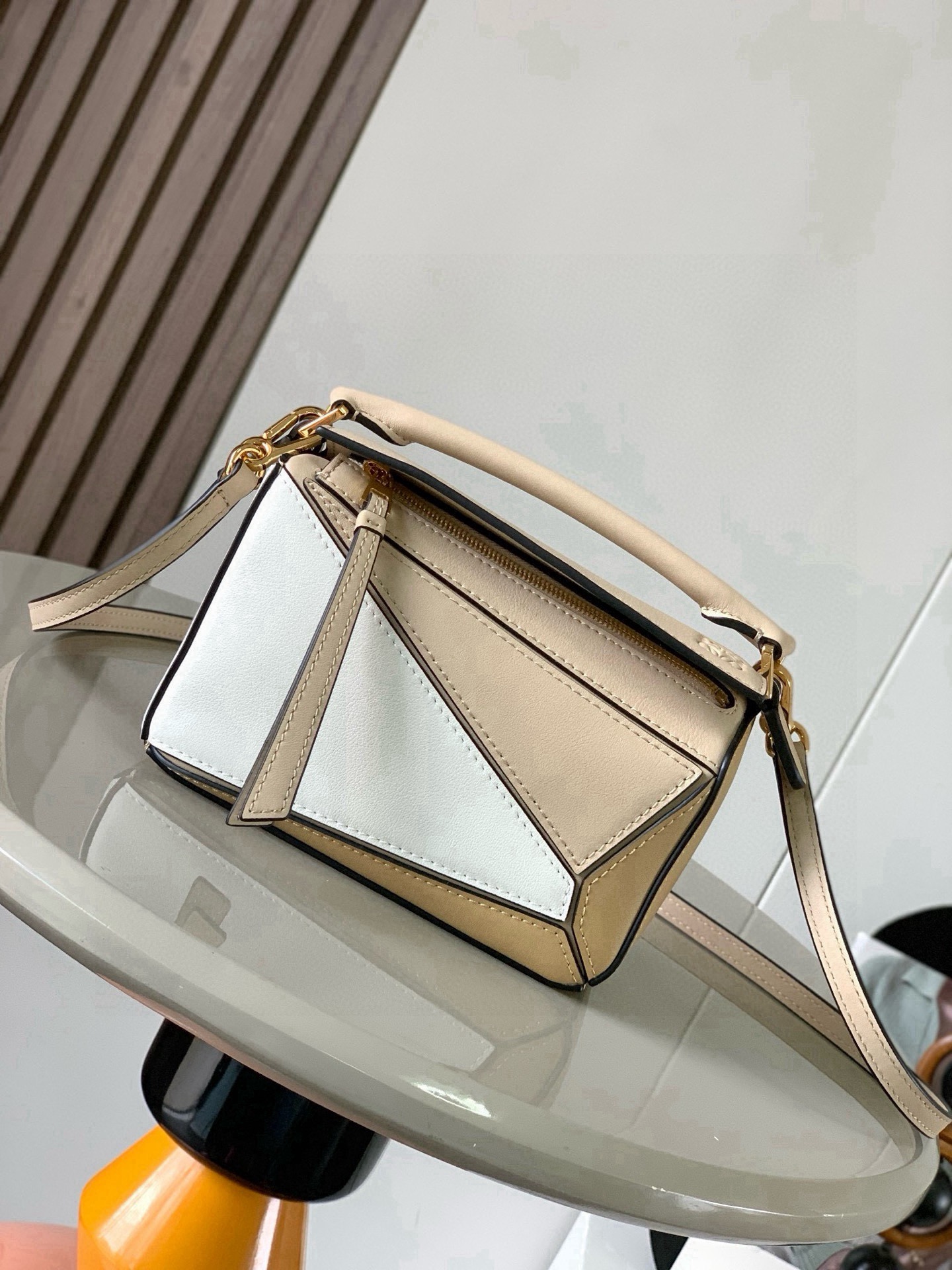 NO:880462,The popular geometric bag mini 18CM original imported Napa calfskin Puzzle handbag is the creative director of Jonathan.  Anderson's first handbag for L0EWE The cuboid shape and precise cutting techniques create the unique geometric lines of the Puzzle. This mini version is crafted from classic cowhide leather The Mini Puzzle  It can accommodate, for example, a small vertical wallet, mobile phones of most sizes (up to 6.1 inches) and sunglasses cases to be carried across the body, on the shoulder, in the hand or by the top handle. The detachable shoulder strap almost ignores the weight of the bag itself, making it practical for carrying mobile phones, small purses, lipsticks and powders when going out, without any sense of cumbersomeness, and a relaxed and happy life starts from now on (the xs and plus you are most concerned about are all OK). Size 18～12.5～8CM Style No. 9016  Color gray rice spelled soft white, Loewe, loewe, wallets, cowhide19860909爆款几何包迷你18CM原厂进口纳帕小牛皮Puzzle手袋是创意总监乔纳森．安德森为 L0EWE 推出的首款手提包长方体形状和精确的切割技术创造了 Puzzle 独特的几何线条.这个迷你版本采用经典牛皮革制成迷你 Puzzle 可以容纳例如一只小号垂直钱包、大多数尺寸的手机（最大6.1英寸）和太阳镜盒斜挎、肩背、手拿或顶部提手携带.可拆卸肩带包包自身重量几乎忽略,炒鸡实用,出门装手机小钱包口红粉饼,毫无累赘感,轻松愉快人生从此开启(你们最关心的xs,plus都ok哈） 尺寸18～12.5～8CM 款号9016 颜色灰米拼柔白,罗意威,loewe,wallets,cowhide,Bag