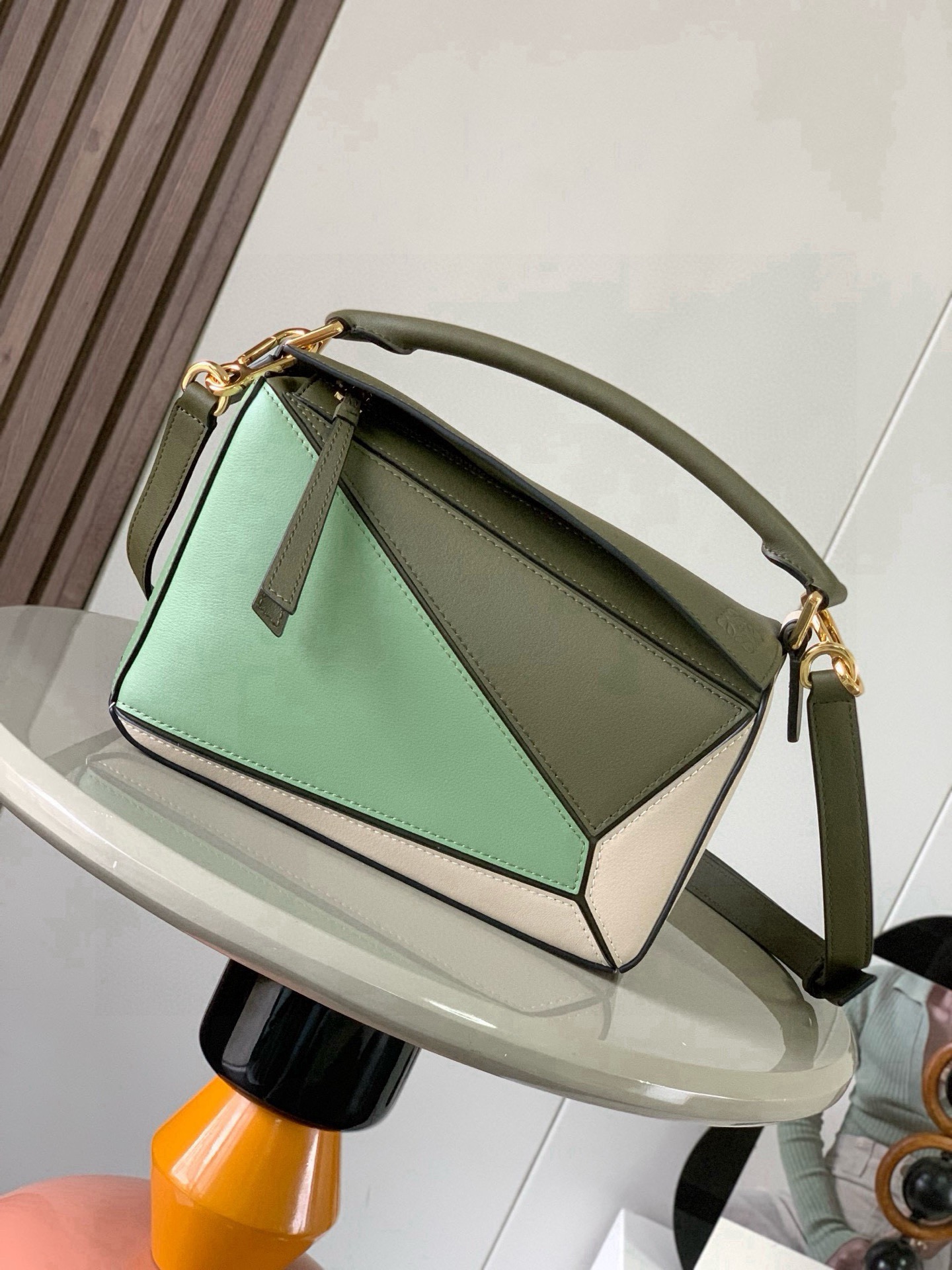 NO:880470,Geometric bag 24 CMPuzzle handbag imported calfskin plain grain Luojia's popular geometric bag Puzzle handbag is the first handbag launched by creative director Jonathan Anderson. The rectangular shape and precise cutting technology create the unique geometric lines of Puzzle. This small size version is made of soft grained cow leather. *Small size Puzzle  Can hold, for example, a large wallet, mobile phones of all sizes and sunglasses to be carried diagonally, over the shoulder, in the hand or by the top handle *Detachable Size 24CM～16CM～10CM Style No. 9005 Color green with oatmeal, Loewe, loewe, loewe, wallets, cowhide19860909几何包24CMPuzzle手袋原厂进口小牛皮平纹 罗家爆款几何包Puzzle 手袋是创意总监乔纳森·安德森（ Jonathan Anderson）推出的首款手提包长方体形状和精确的切割技术创造了 Puzzle 独特的几何线条这个小尺寸版本采用柔软粒面牛皮革制成＊小号 Puzzle 可以容纳例如一只大号钱包、所有尺寸的手机和太阳镜斜、肩背、手拿或顶部提手携带＊可拆卸 尺寸24CM～16CM～10CM 款号9005 颜色绿色拼燕麦色,罗意威,loewe,loewe,wallets,cowhide,Bag