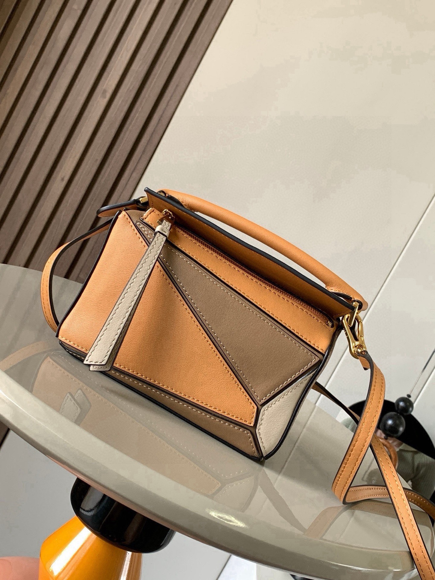 NO:880426,The popular geometric bag mini 18CM original imported Napa calfskin Puzzle handbag is the creative director of Jonathan.  Anderson's first handbag for L0EWE The cuboid shape and precise cutting techniques create the unique geometric lines of the Puzzle. This mini version is crafted from classic cowhide leather The Mini Puzzle  It can accommodate, for example, a small vertical wallet, mobile phones of most sizes (up to 6.1 inches) and sunglasses cases to be carried across the body, on the shoulder, in the hand or by the top handle. The detachable shoulder strap almost ignores the weight of the bag itself, making it practical for carrying mobile phones, small purses, lipsticks and powders when going out, without any sense of cumbersomeness, and a relaxed and happy life starts from now on (the xs and plus you are most concerned about are all OK). Size 18～12.5～8CM Style No. 9016  The color is light caramel, Loewe, loewe, wallets, cowhide19860909爆款几何包迷你18CM原厂进口纳帕小牛皮Puzzle手袋是创意总监乔纳森．安德森为 L0EWE 推出的首款手提包长方体形状和精确的切割技术创造了 Puzzle 独特的几何线条.这个迷你版本采用经典牛皮革制成迷你 Puzzle 可以容纳例如一只小号垂直钱包、大多数尺寸的手机（最大6.1英寸）和太阳镜盒斜挎、肩背、手拿或顶部提手携带.可拆卸肩带包包自身重量几乎忽略,炒鸡实用,出门装手机小钱包口红粉饼,毫无累赘感,轻松愉快人生从此开启(你们最关心的xs,plus都ok哈） 尺寸18～12.5～8CM 款号9016 颜色浅焦糖拼,罗意威,loewe,wallets,cowhide,Bag