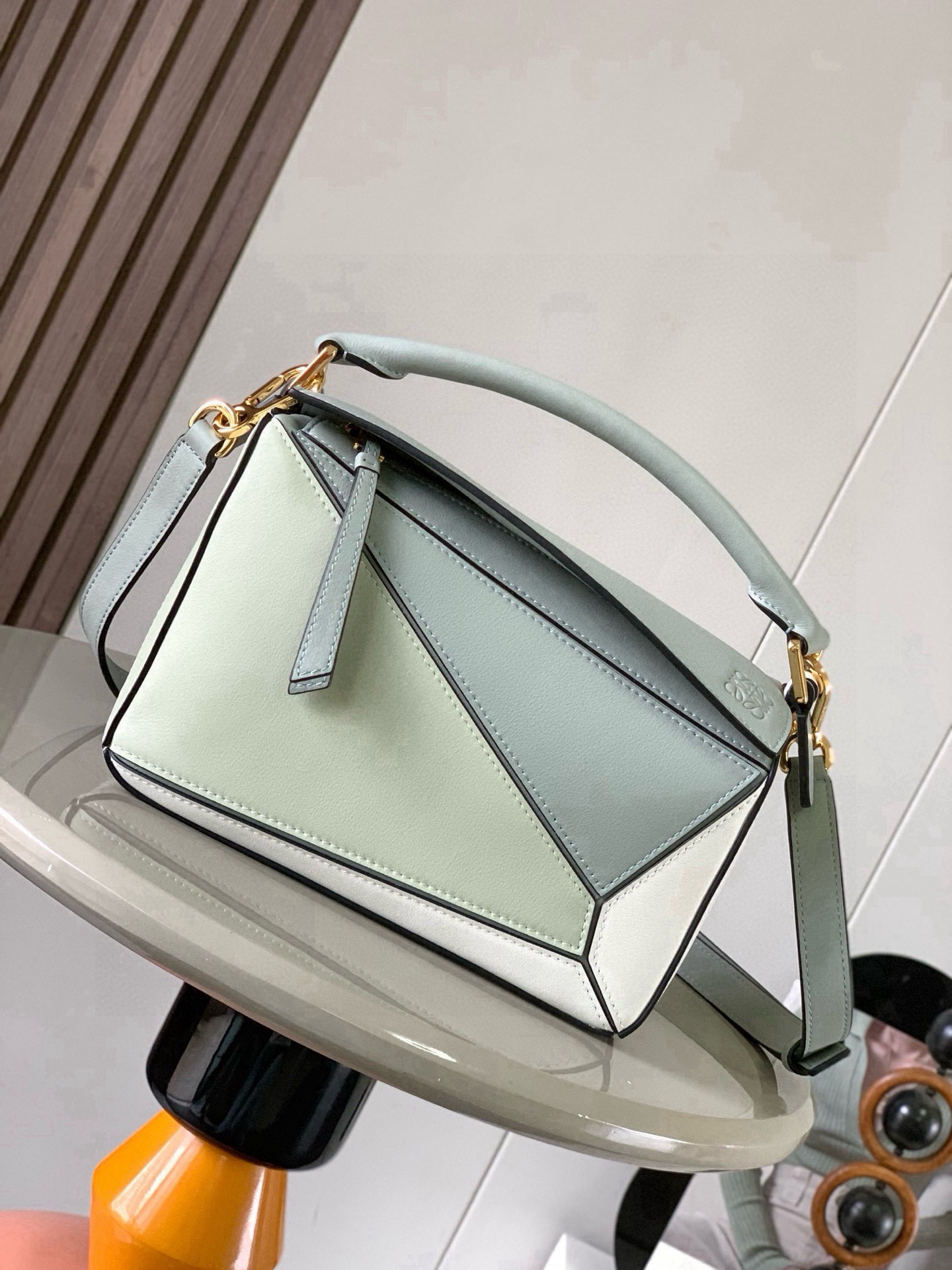 NO:880430,Geometric bag 24CMPuzzle handbag imported calfskin plain grain Luojia's popular geometric bag Puzzle handbag is the first handbag launched by creative director Jonathan Anderson for L0EWE. The rectangular shape and precise cutting technology create Puzzle's unique geometric lines. This small size version is made of soft grained cowhide *Small size Puzzle  Can hold, for example, a large wallet, mobile phones of all sizes, and sunglasses to be carried diagonally, on the shoulder, in the hand, or by the top handle *Detachable Size 24CM ~ 16CM ~ 10CM Style No. 9005 Color gray and white, Loewe, loewe, loewe, wallets, cowhide19860909几何包24CMPuzzle手袋原厂进口小牛皮平纹 罗家爆款几何包Puzzle 手袋是创意总监乔纳森·安德森（ Jonathan Anderson）为 L0EWE 推出的首款手提包长方体形状和精确的切割技术创造了 Puzzle 独特的几何线条这个小尺寸版本采用柔软粒面牛皮革制成＊小号 Puzzle 可以容纳例如一只大号钱包、所有尺寸的手机和太阳镜斜、肩背、手拿或顶部提手携带＊可拆卸 尺寸24CM～16CM～10CM 款号9005 颜色灰白拼,罗意威,loewe,loewe,wallets,cowhide,Bag