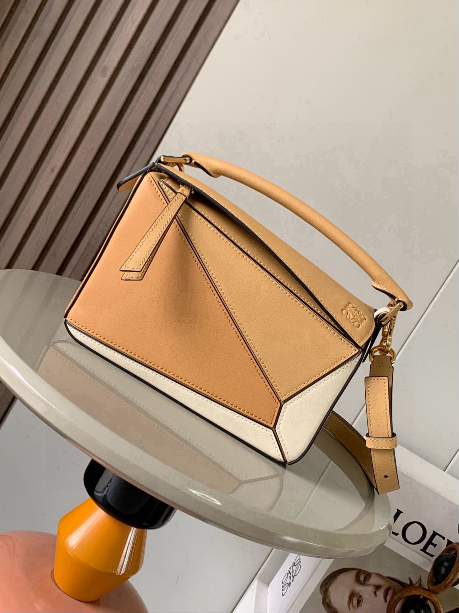 NO:880440,Geometric bag 24CMPuzzle handbag imported calfskin plain grain Luojia's popular geometric bag Puzzle handbag is the first handbag launched by creative director Jonathan Anderson for L0EWE. The rectangular shape and precise cutting technology create Puzzle's unique geometric lines. This small size version is made of soft grained cowhide *Small size Puzzle  Can hold, for example, a large wallet, mobile phones of all sizes and sunglasses, hand-held on the shoulder or carried by the top handle *Detachable Size 24CM ~ 16CM ~ 10CM Style No. 9005 Color Sand yellow and off-white, Loewe, loewe, loewe, wallets, cowhide19860909几何包24CMPuzzle手袋原厂进口小牛皮平纹 罗家爆款几何包Puzzle 手袋是创意总监乔纳森·安德森（ Jonathan Anderson）为 L0EWE 推出的首款手提包长方体形状和精确的切割技术创造了 Puzzle 独特的几何线条这个小尺寸版本采用柔软粒面牛皮革制成＊小号 Puzzle 可以容纳例如一只大号钱包、所有尺寸的手机和太阳镜斜、肩背手拿或顶部提手携带＊可拆卸 尺寸24CM～16CM～10CM 款号9005 颜色沙黄米白,罗意威,loewe,loewe,wallets,cowhide,Bag