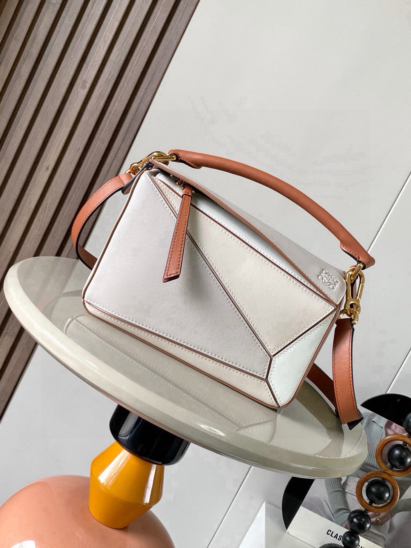 NO:880454,Geometric bag 24CMPuzzle handbag imported calfskin plain grain Luojia's popular geometric bag Puzzle handbag is the first handbag launched by creative director Jonathan Anderson for L0EWE. The rectangular shape and precise cutting technology create Puzzle's unique geometric lines. This small size version is made of soft grained cowhide *Small size Puzzle  Can hold, for example, a large wallet, mobile phones of all sizes and sunglasses, hand-held on the shoulder or carried by the top handle *Detachable Size 24CM～16CM～10CM Style No. 9005 Color off-white, Loewe, loewe, loewe, wallets, cowhide19860909几何包24CMPuzzle手袋原厂进口小牛皮平纹 罗家爆款几何包Puzzle 手袋是创意总监乔纳森·安德森（ Jonathan Anderson）为 L0EWE 推出的首款手提包长方体形状和精确的切割技术创造了 Puzzle 独特的几何线条这个小尺寸版本采用柔软粒面牛皮革制成＊小号 Puzzle 可以容纳例如一只大号钱包、所有尺寸的手机和太阳镜斜、肩背手拿或顶部提手携带＊可拆卸 尺寸24CM～16CM～10CM 款号9005 颜色米白拼,罗意威,loewe,loewe,wallets,cowhide,Bag