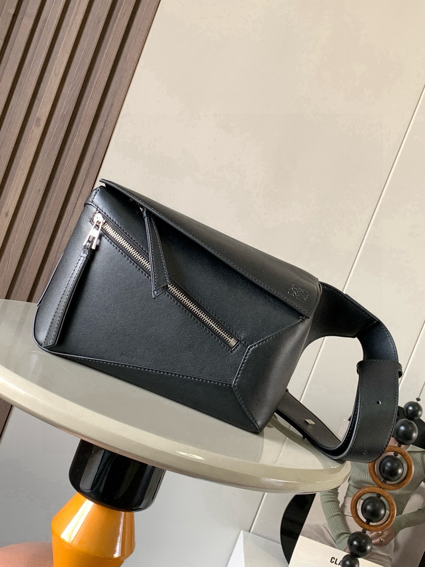 NO:880533,The new small classic cow leather Puzzle waist bag has a rectangular shape and precise cutting technology to create Puzzle's unique geometric lines. This small waist bag is made of classic cow leather. The leather is soft and lightweight, and the shape is low-key and recognizable. It can be worn with the back, whether it is business or leisure. I found a puzzle waist bag, which is relatively classic and puzzle is relatively niche. This waist bag removes the handle of the classic puzzle and puts the classic puzzle  后面的后置拉链袋移到了前面腰带也变成不可拆卸插销扣宽腰带保留经典puzzle随性文艺的基本包型外,叉增加了一份酷酷的机械感同样经典百搭. 不仅容量可观而且上身比例更好.肩背或斜挎 ,可调节肩带,配有金属搭扣开合 尺寸24CM～16CM～10.5CM 款号9114 颜色黑色,罗意威,loewe,cowhide19860909新款小号经典牛皮革 Puzzle 腰包长方体形状和精确的切割技术创造了Puzzle 独特的几何线条这款小号腰包采用经典牛皮革制成皮质柔软轻便,造型低调有辨识度不管是商务还是休闲都可以搭配后来叉发现一款 puzzle腰包,相对经典,puzzle 来说比较小众此款腰包去掉了经典puzzle的手柄把经典puzzle 后面的后置拉链袋移到了前面腰带也变成不可拆卸插销扣宽腰带保留经典puzzle随性文艺的基本包型外,叉增加了一份酷酷的机械感同样经典百搭. 不仅容量可观而且上身比例更好.肩背或斜挎 ,可调节肩带,配有金属搭扣开合 尺寸24CM～16CM～10.5CM 款号9114 颜色黑色,罗意威,loewe,cowhide,Bag