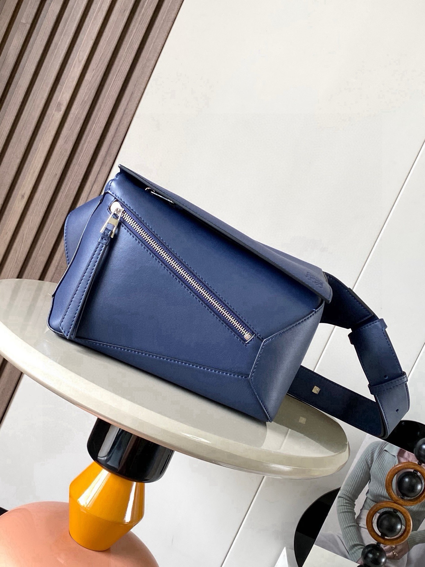 NO:880481,The new small classic cow leather Puzzle waist bag has a rectangular shape and precise cutting technology to create Puzzle's unique geometric lines. This small waist bag is made of classic cow leather. The leather is soft and lightweight, and the shape is low-key and recognizable. It can be worn with the back, whether it is business or leisure. I found a puzzle waist bag, which is relatively classic and puzzle is relatively niche. This waist bag removes the handle of the classic puzzle and puts the classic puzzle  The rear zipper bag has been moved to the front belt and has become a non-detachable latch buckle wide belt. In addition to retaining the classic puzzle casual and artistic basic bag shape, the fork adds a cool mechanical feel. It is also classic and versatile. It not only has a considerable capacity but also has a better upper body proportion. Shoulder or crossbody, adjustable shoulder strap, equipped with metal buckle closure. Size 24CM～16CM～10.5CM. Style No. 9114. Color: navy blue, Loewe, loewe, cowhide.19860909新款小号经典牛皮革 Puzzle 腰包长方体形状和精确的切割技术创造了Puzzle 独特的几何线条这款小号腰包采用经典牛皮革制成皮质柔软轻便,造型低调有辨识度不管是商务还是休闲都可以搭配后来叉发现一款 puzzle腰包,相对经典,puzzle 来说比较小众此款腰包去掉了经典puzzle的手柄把经典puzzle 后面的后置拉链袋移到了前面腰带也变成不可拆卸插销扣宽腰带保留经典puzzle随性文艺的基本包型外,叉增加了一份酷酷的机械感同样经典百搭 不仅容量可观而且上身比例更好.肩背或斜挎 ,可调节肩带,配有金属搭扣开合 尺寸24CM～16CM～10.5CM 款号9114 颜色海军蓝,罗意威,loewe,cowhide,Bag