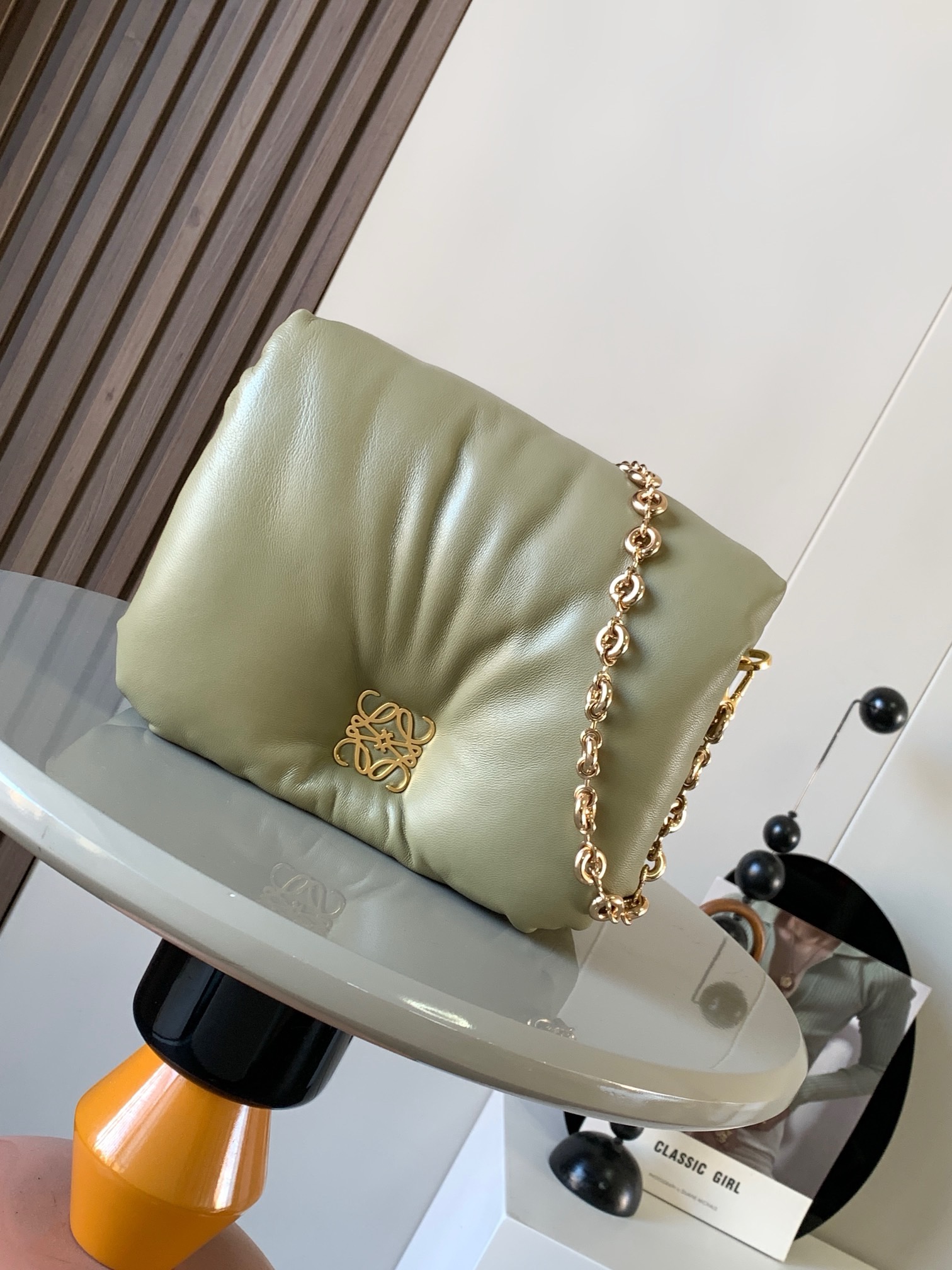 NO:880504,Shiny Nappa Sheep Leather Puffer Goya Handbags Puffer Goya is inspired by the Goya aesthetic and key details. Puffer Goya brings a new sensory and tactile dimension with shiny Nappa Sheep Leather with goose feather padding. Comes with a removable metal donut chain.  It's so cute. It feels invincible. It's really nice. The cloud bag is chubby and soft. It's super cute. It's as soft and waxy as a pillow. It feels super good. It's equipped with a short metal chain like a donut. It's not tiring. The comfort index is perfect. Size: 23CM～17CM～9CM. Style number: 9140. Color: clay green, Loewe, loewe, sheepskin, throw pillows19860909闪亮纳帕羊皮革 Puffer Goya 手袋puffer Goya 受到了 Goya 美学和关键细节的启发通过带有鹅毛衬垫的闪亮纳帕羊皮革带来了全新的感官和触觉维度配有可拆卸的金属甜甜圈链条.*肩背、磁扣“两个隔层包括一个拉链,一款很特别的包包口袋和一个贴袋,纳帕羊皮革衬里一款很特别的包包Puffer Goya好肥好胖软嘟嘟的 Goya 太可爱啦手感无敌真心好看云朵包胖嘟嘟软fufu的超级可爱抱枕一样的软糯手感超好rua配有甜甜圈一样的金属短链条不累肩舒适指数满分 尺寸23CM～17CM～9CM 款号9140 颜色黏土绿,罗意威,loewe,sheepskin,throw pillows,Bag