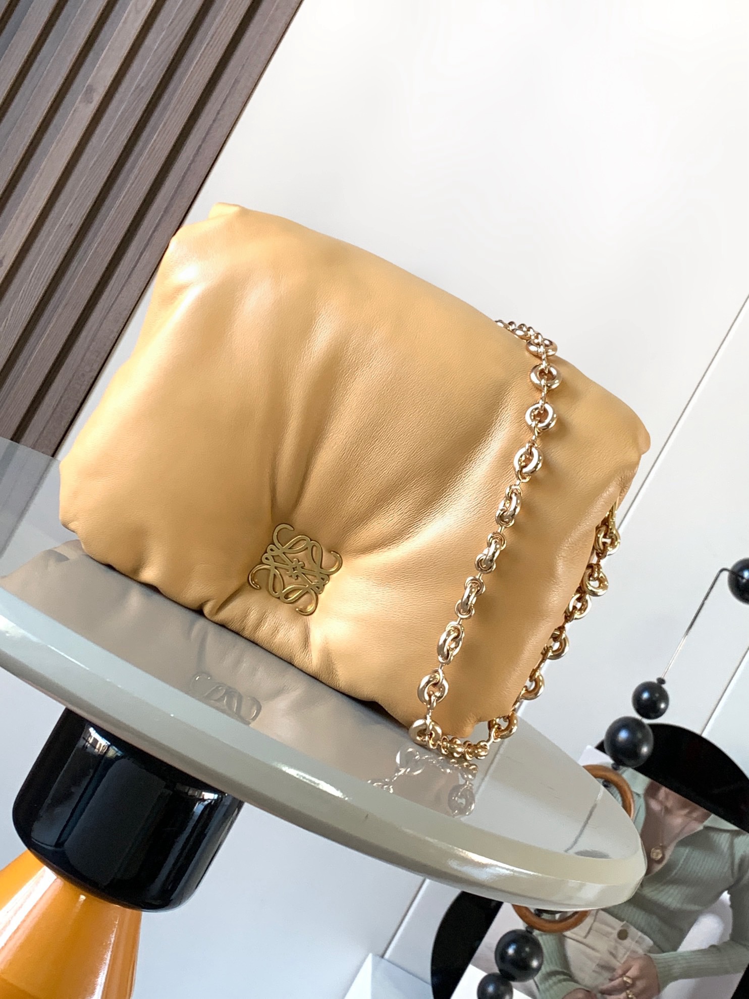 NO:880511,Puffer Goya Bag in Shiny Nappa Sheep Leather Puffer Goya is inspired by Goya's aesthetics and key details. Puffer Goya brings a new sensory and tactile dimension with shiny Nappa Sheep Leather with goose feather padding. Comes with a removable metal donut chain.  It's so cute. It feels invincible and really looks good. The cloud bag is chubby and soft. It's super cute and soft like a pillow. It feels super good. It comes with a donut-like short metal chain that doesn't tire your shoulders. The comfort index is full. Size 23CM～17CM～9CM. Style No. 9140. Color: camel, Loewe, sheepskin, throw pillows.19860909闪亮纳帕羊皮革 Puffer Goya 手袋 puffer Goya 受到了 Goya 美学和关键细节的启发通过带有鹅毛衬垫的闪亮纳帕羊皮革带来了全新的感官和触觉维度配有可拆卸的金属甜甜圈链条.*肩背、磁扣“两个隔层包括一个拉链一款很特别的包包口袋和一个贴袋,纳帕羊皮革衬里一款很特别的包包Puffer Goya好肥好胖软嘟嘟的 Goya 太可爱啦手感无敌,真心好看云朵包胖嘟嘟软fufu的超级可爱抱枕一样的软糯手感超好rua配有甜甜圈一样的金属短链条不累肩舒适指数满分 尺寸23CM～17CM～9CM 款号9140 颜色驼色,罗意威,loewe,sheepskin,throw pillows,Bag