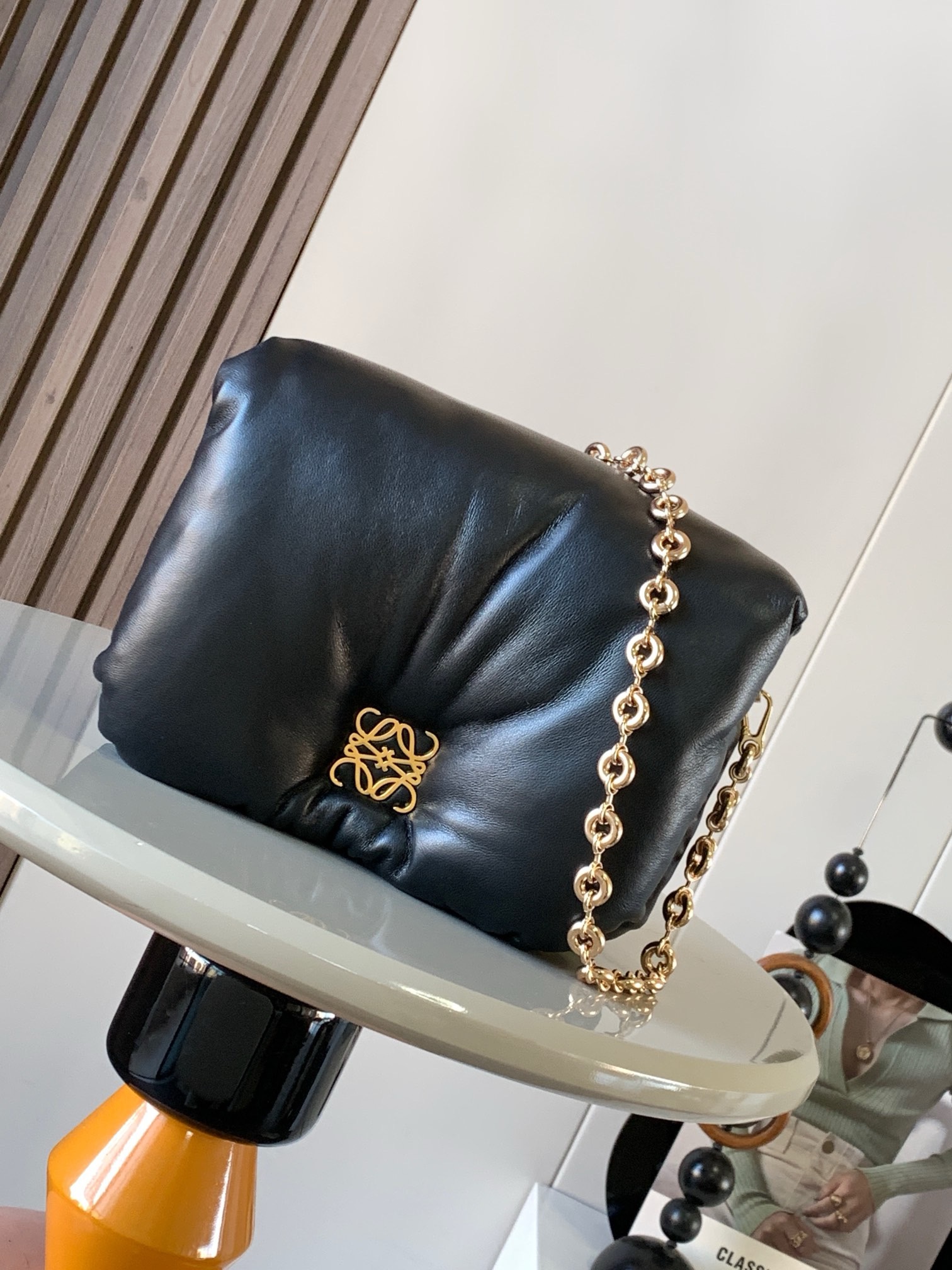 NO:880518,Puffer Goya Bag in Shiny Nappa Sheep Leather Puffer Goya is inspired by Goya's aesthetics and key details. Puffer Goya brings a new sensory and tactile dimension with shiny Nappa Sheep Leather with goose feather padding. Comes with a removable metal donut chain.  It’s so cute. It feels invincible. It’s really good-looking. The cloud bag is chubby and soft. It’s super cute. It’s as soft and waxy as a pillow. It feels super good. It’s equipped with a donut-like short metal chain. It’s not tiring. The comfort index is perfect. Size: 23CM～17CM～9CM. Style No. 9140. Color: black, Loewe, loewe, sheepskin, throw pillows.19860909闪亮纳帕羊皮革 Puffer Goya 手袋 puffer Goya 受到了 Goya 美学和关键细节的启发通过带有鹅毛衬垫的闪亮纳帕羊皮革带来了全新的感官和触觉维度配有可拆卸的金属甜甜圈链条.*肩背、磁扣“两个隔层包括一个拉链,一款很特别的包包口袋和一个贴袋,纳帕羊皮革衬里一款很特别的包包Puffer Goya好肥好胖软嘟嘟的 Goya 太可爱啦手感无敌真心好看云朵包胖嘟嘟软fufu的超级可爱抱枕一样的软糯手感超好rua配有甜甜圈一样的金属短链条不累肩舒适指数满分 尺寸23CM～17CM～9CM 款号9140 颜色黑色,罗意威,loewe,sheepskin,throw pillows,Bag