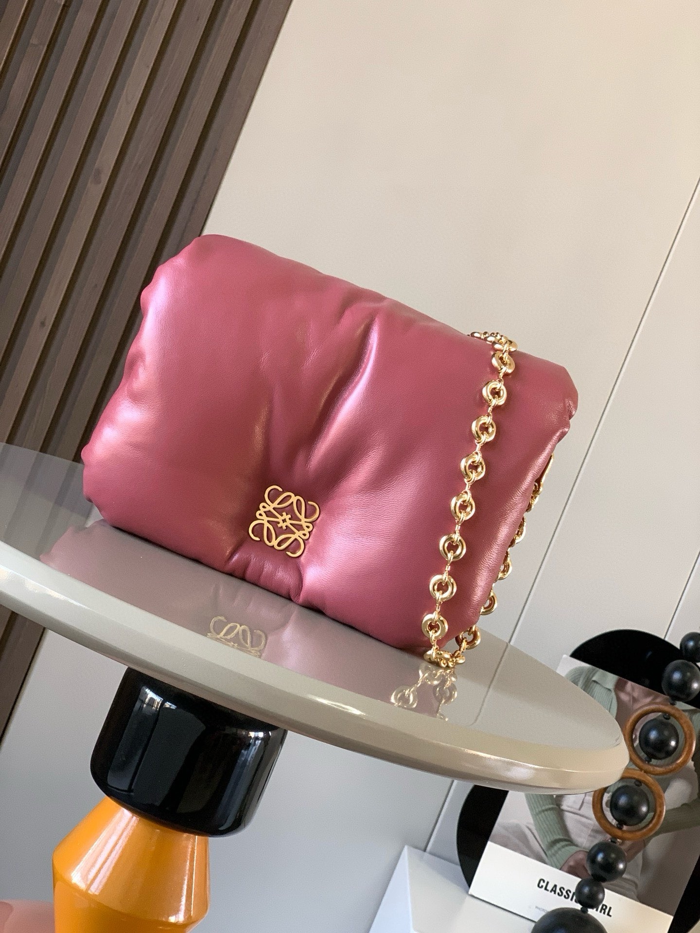 NO:880532,Puffer Goya Bag in Shiny Nappa Sheep Leather Puffer Goya is inspired by Goya's aesthetics and key details. Puffer Goya brings a new sensory and tactile dimension with goose feather padded shimmering Nappa Sheep Leather. Comes with a removable metal donut chain.  It's so cute. It feels invincible and really looks good. The cloud bag is chubby and soft. It's super cute. It's as soft and waxy as a pillow and feels super good. It's equipped with a donut-like short metal chain that doesn't tire your shoulders. The comfort index is perfect. Size: 23CM～17CM～9CM. Style No. 9140. Color: rose red, Loewe, loewe, sheepskin, throw pillows.19860909闪亮纳帕羊皮革 Puffer Goya 手袋 puffer Goya 受到了 Goya 美学和关键细节的启发通过带有鹅毛衬垫的闪亮纳帕羊皮革带来了全新的感官和触觉维度配有可拆卸的金属甜甜圈链条.*肩背、磁扣“两个隔层包括一个拉链,一款很特别的包包口袋和一个贴袋,纳帕羊皮革衬里一款很特别的包包Puffer Goya好肥好胖嘟嘟的 Goya 太可爱啦手感无敌,真心好看云朵包胖嘟嘟软fufu的超级可爱抱枕一样的软糯手感超好rua配有甜甜圈一样的金属短链条不累肩舒适指数满分 尺寸23CM～17CM～9CM 款号9140 颜色玫红色,罗意威,loewe,sheepskin,throw pillows,Bag