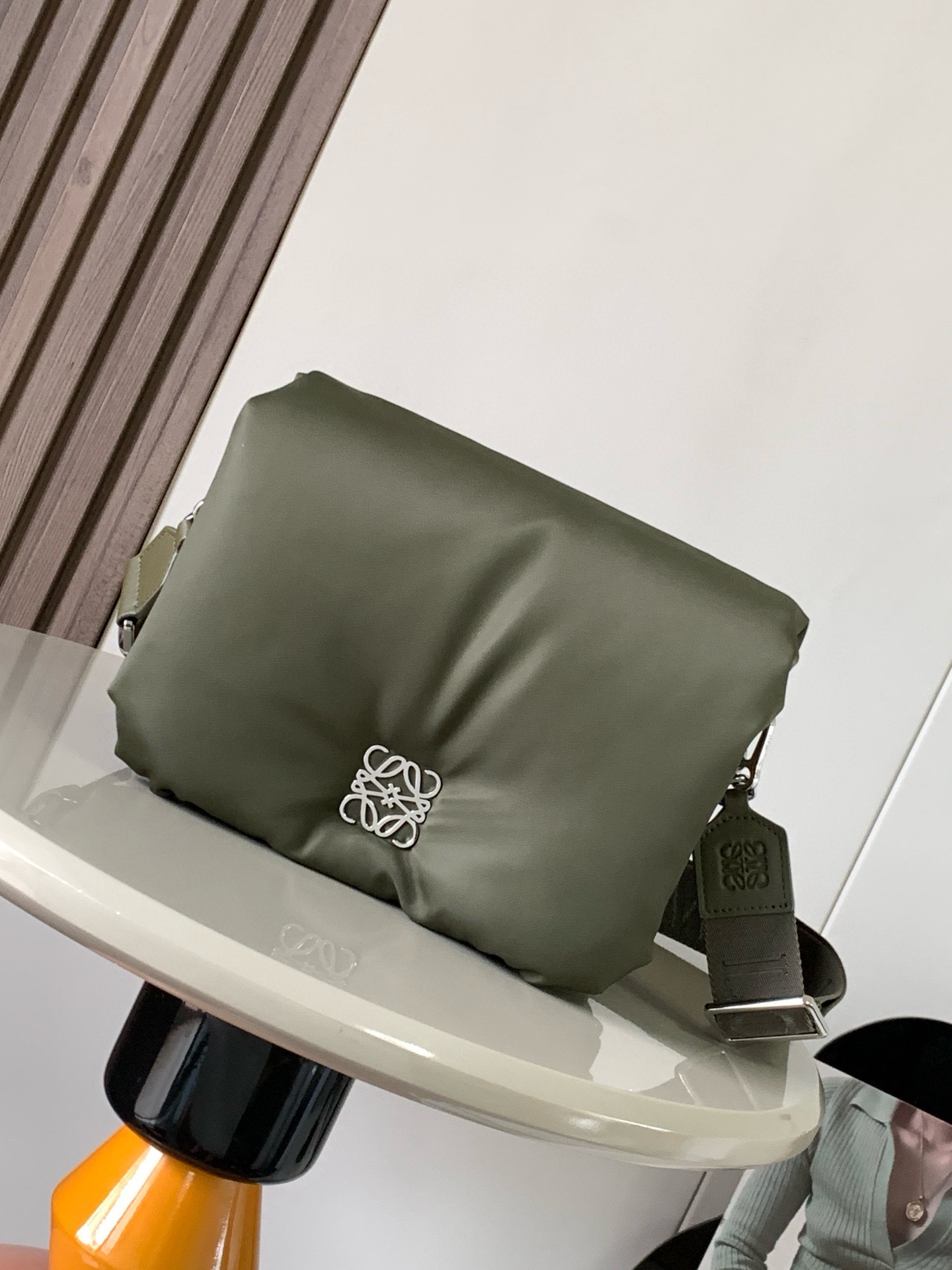 NO:880562,Medium nylon cloth Puffer Goya messenger bag Goya Puffer Inspired by Goya's aesthetics and key details, it brings a new sensory and tactile dimension with goose feather lining. This messenger bag is made of nylon material and paired with L0EWE webbing shoulder straps. It is fluffy and soft bread, with sheepskin material on the inside. The bag body is soft and light, with a bread-like touch. This new cross-body bag from Loewe Goya is really awesome!  Nylon fabric is really a good accessory. Whether it is the color, fabric texture, or the smoothness of the entire design lines, it touches my heart. The outer layer is made of nylon, with a soft and waxy feel like a pillow. It is filled with super fluffy goose down. It is lined with wide shoulder straps made of Nappa sheepskin material, which makes the whole look more casual and chubby. The bag is very light and does not feel weight-bearing. The overall feeling is very casual and has no problem with going out every day. It feels like a small bun.  It's so fluffy and has wide shoulder straps that don't stretch your shoulders. You can adjust it at will, so it's perfect for taking pictures when you go out. Size 23CM~17CM~9CM. Style No. 9119. Color: green cloth, orange, Loewe, loewe, satchels, crossbody bags, sheepskin, throw pillows.19860909中号尼龙布Puffer Goya 邮差包Goya Puffer 受到了 Goya 美学和关键细节的启发,通过带有鹅毛衬垫带来了全新的感官和触觉维度这款邮差包采用尼龙材质制成,搭配 L0EWE织带肩带.松松软软的面包,内里羊皮材质,包身柔软轻盈,有面包般的触感这只罗意威Goya 新出的斜挎包真的太可啦！尼龙面料真是不错的配饰呢无论是颜色,面料质感,还是整个设计线条的流程度都戳中了我的心巴外层是尼龙材质,像个抱枕一样的软糯手感,采用超蓬松鹅绒填充 内衬纳帕羊皮材质宇母刺绣宽肩带,使整个造型更加休闲,胖乎乎的,包身非常轻上身没有负重感整个的感觉非常休闲容量日常出门没有问题,感党很像一个小面包 蓬蓬的好乖,宽肩带不勒肩膀 可以随意调节出门拍照造型太合适啦 尺寸23CM～17CM～9CM 款号9119 颜色绿布橙,罗意威,loewe,satchels,crossbody bags,sheepskin,throw pillows,Bag