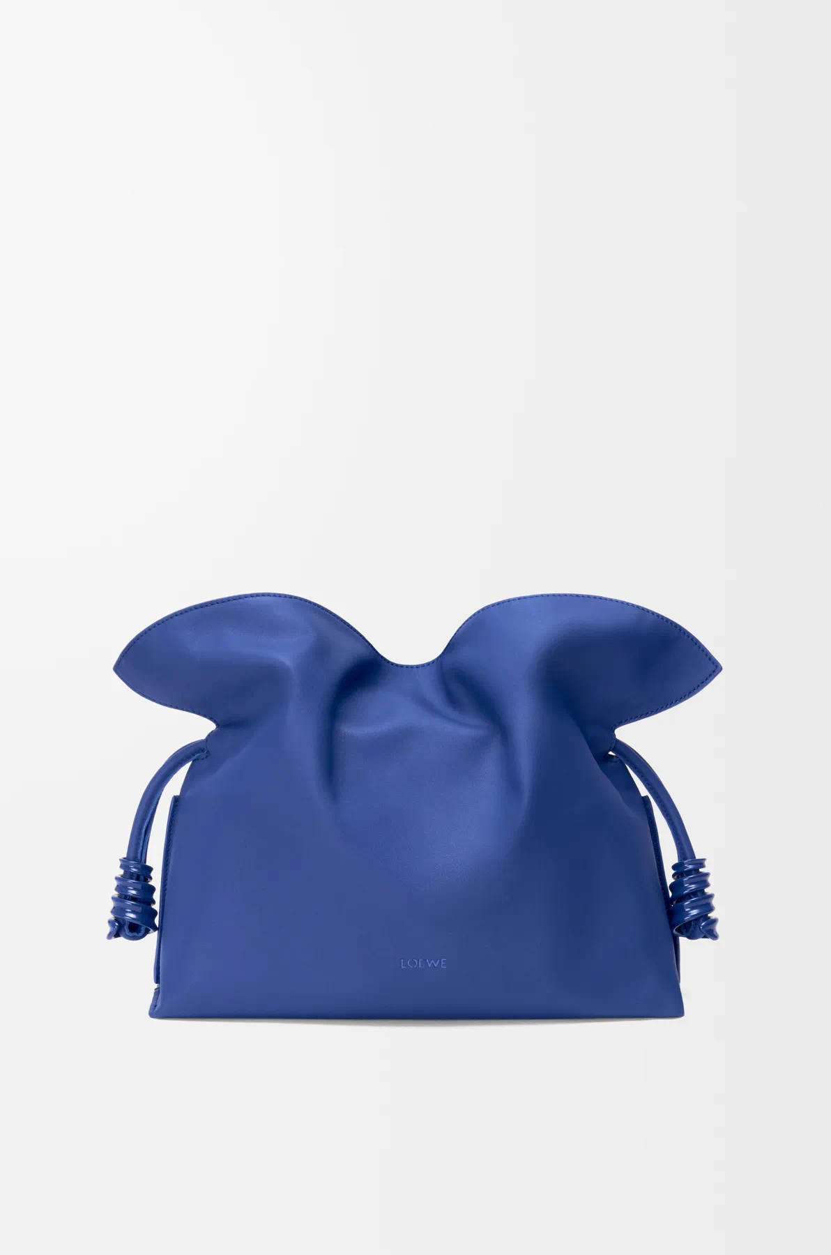 NO:895207,New medium Coil Flamenco clutch in nappa cow leather Star's same Flamenco clutch is made from soft material for a languid style Drawstring design decorated with the brand's classic gold finish coil decoration This medium version is made of nappa cow leather with an oversized ruffle on the top * Can be worn on the shoulder, cross-body or handbag * Detachable and adjustable shoulder strap * Magnetic closure * Suede lining * L0EWE hot stamping  Size 30CM～24.5CM～10.5CM Style number 9179 Color blue, Loewe, loewe, handbag, cowhide19860909新款中号纳帕牛皮革 Coil Flamenco 手拿包明星同款Flamenco手拿包以柔软材质造就慵懒风格抽绳设计饰有品牌经典的金色饰面线圈装饰此中号版本采用纳帕牛皮革制成顶部饰有超大荷叶边*可肩背、斜挎或手提*可拆卸可调节肩带*磁扣开合*绒面革衬里 *L0EWE 烫金 尺寸30CM～24.5CM～10.5CM 款号9179 颜色蓝色,罗意威,loewe,handbag,cowhide,Bag