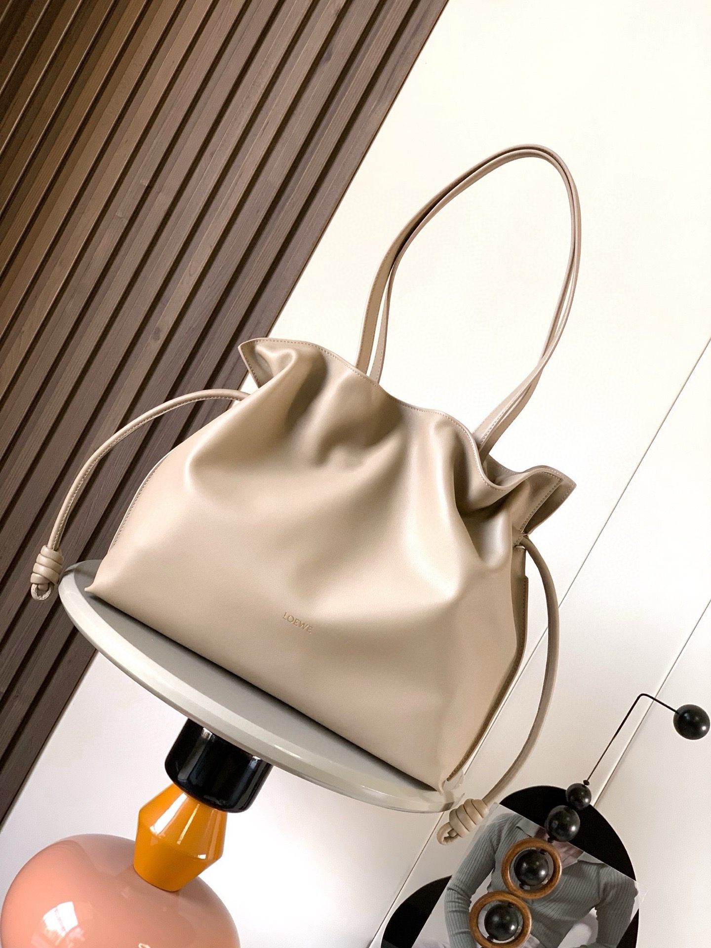 NO:895247,New lucky bag 38CM large nappa cow leather Flamenco clutch bag. The Flamenco clutch bag released in the 1880s is tightened with a drawstring and tied with the iconic coiled knot. This large version is made of nappa cow leather. It can hold A4 paper size documents and computers for daily commuting. Both men and women * Can be carried on the shoulder. Cow leather top handle * Magnetic buckle closure Anag ram embossing Size 38cm ~ 29cm ~ 14cm  Style No. 9084 Color: Gravel, Loewe, loewe, handbag, cowhide19860909新款福袋38CM大号纳帕牛皮革Flamenco手拿包十九世纪八十年代发布的 Flamenco 手拿包采用拉绳收紧,并打上标志性的盘绕结此大号版本采用纳帕牛皮革制成可放 A4纸大小文件、电脑满足日常通勤 男女皆＊可肩背牛皮革顶部提手＊磁扣开合Anag ram 压纹 尺寸38cm～29cm～14cm 款号9084 颜色砂砾色,罗意威,loewe,handbag,cowhide,Bag