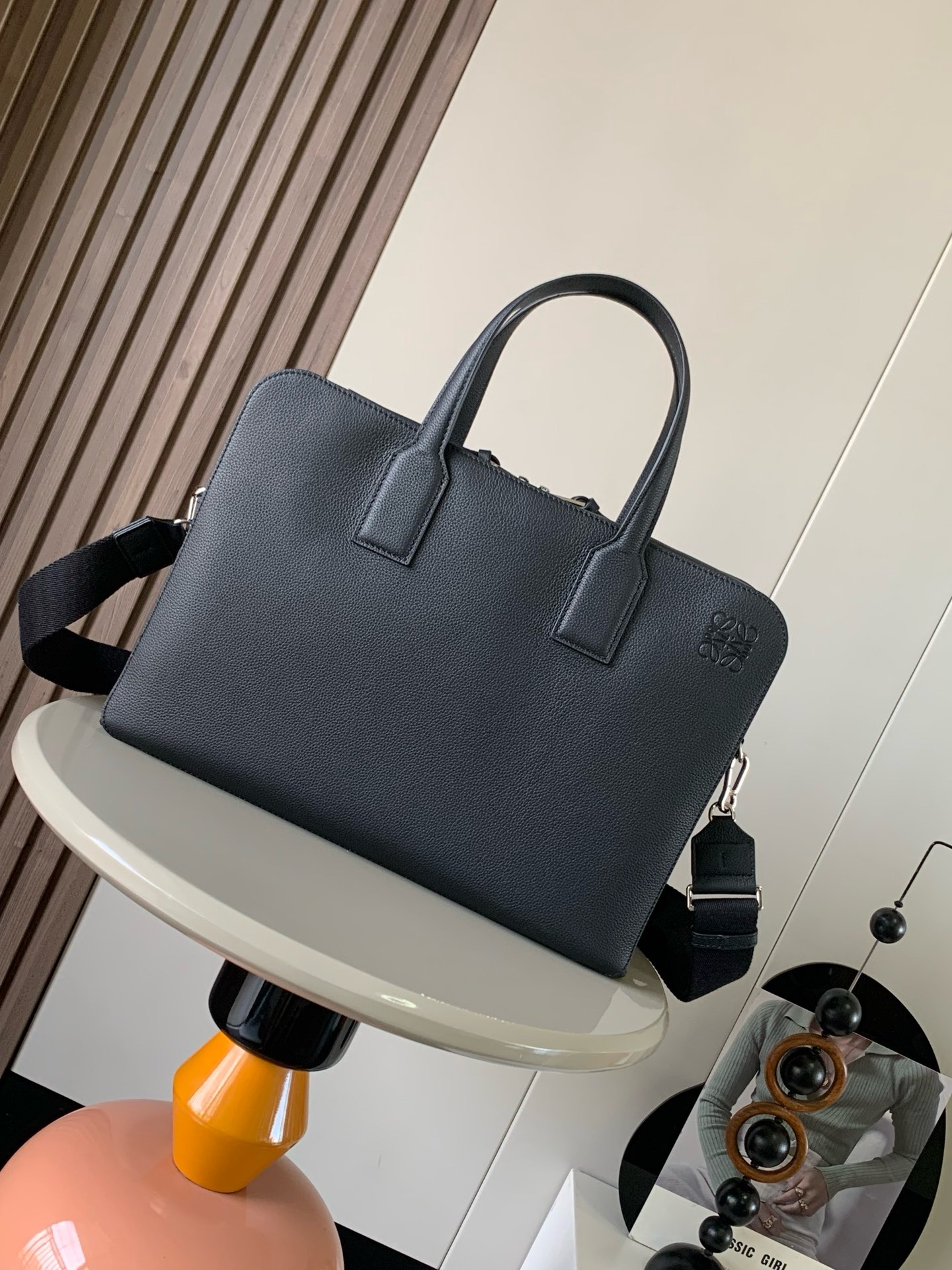 NO:895203,Soft grained cow leather Goya thin simple briefcase Soft grained cow leather streamlined briefcase can be carried by top handle or detachable and adjustable shoulder strap *Zip closure, cow leather zipper pull *Large pocket with label closure *Large capacity and flexible adjustment of the bag length Internal zip pocket and two slip pockets *Herringbone cotton canvas lining *Anagram embossed Color black Size 38cm～27cm～8cm  Style number 9081, Loewe, loewe, cowhide19860909柔软粒面牛皮革 Goya 薄款简约公文包柔软粒面牛皮革流线型公文包可通过顶部手提或可拆卸可调节肩带携带 ＊拉链开合,牛皮革拉链头＊大号口袋配有标签封口＊容量大同时可以灵活调节手提袋长度内部拉链口袋和两个插袋＊人字纹棉质帆布衬里 * Anagram 压纹 颜色黑色 尺寸38cm～27cm～8cm 款号9081,罗意威,loewe,cowhide,Bag