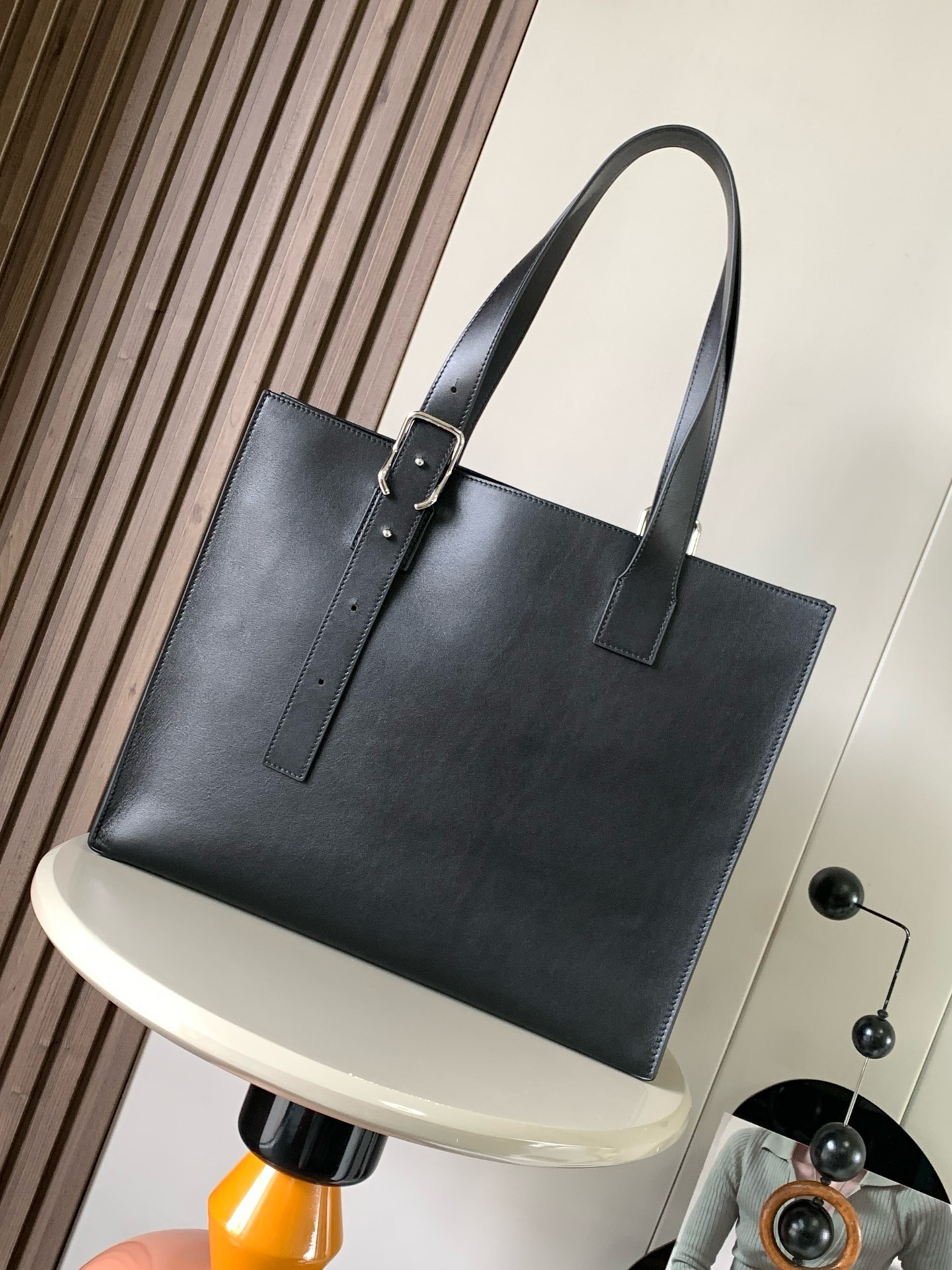 NO:895234,LOEWE classic cow leather buckle  The Horizontal Tote is a slim and lightweight handbag with a unique asymmetrical top handle and buckle bag, hence the name. This version is made of classic cow leather. * Can be worn on the shoulder or by hand * Adjustable handles Leather crotch with magnetic closure * Internal zip pocket * Can hold a 13-inch laptop  Embossed Size 38.7cm～9.2cm～32.9cm Style No. 9053 Color Black plain weave, Loewe, loewe, loewe, cowhide19860909LOEWE经典牛皮革Buckle Horizontal托特手袋是一款纤巧轻便的手提包,配有独特的不对称顶部提手和搭扣包袋因此而得名此版本采用经典牛皮革制成.＊可肩背或手提＊可调节提手皮革裆带磁扣开合＊内部拉链口袋＊可容纳13英寸笔记本电脑＊这款公文包很有设计感容量大同时又可以灵活调整手提带长度人字纹棉质帆布衬里＊ Anagram 压纹 尺寸38.7cm～9.2cm～32.9cm 款号9053 颜色黑色平纹,罗意威,loewe,loewe,cowhide,Bag