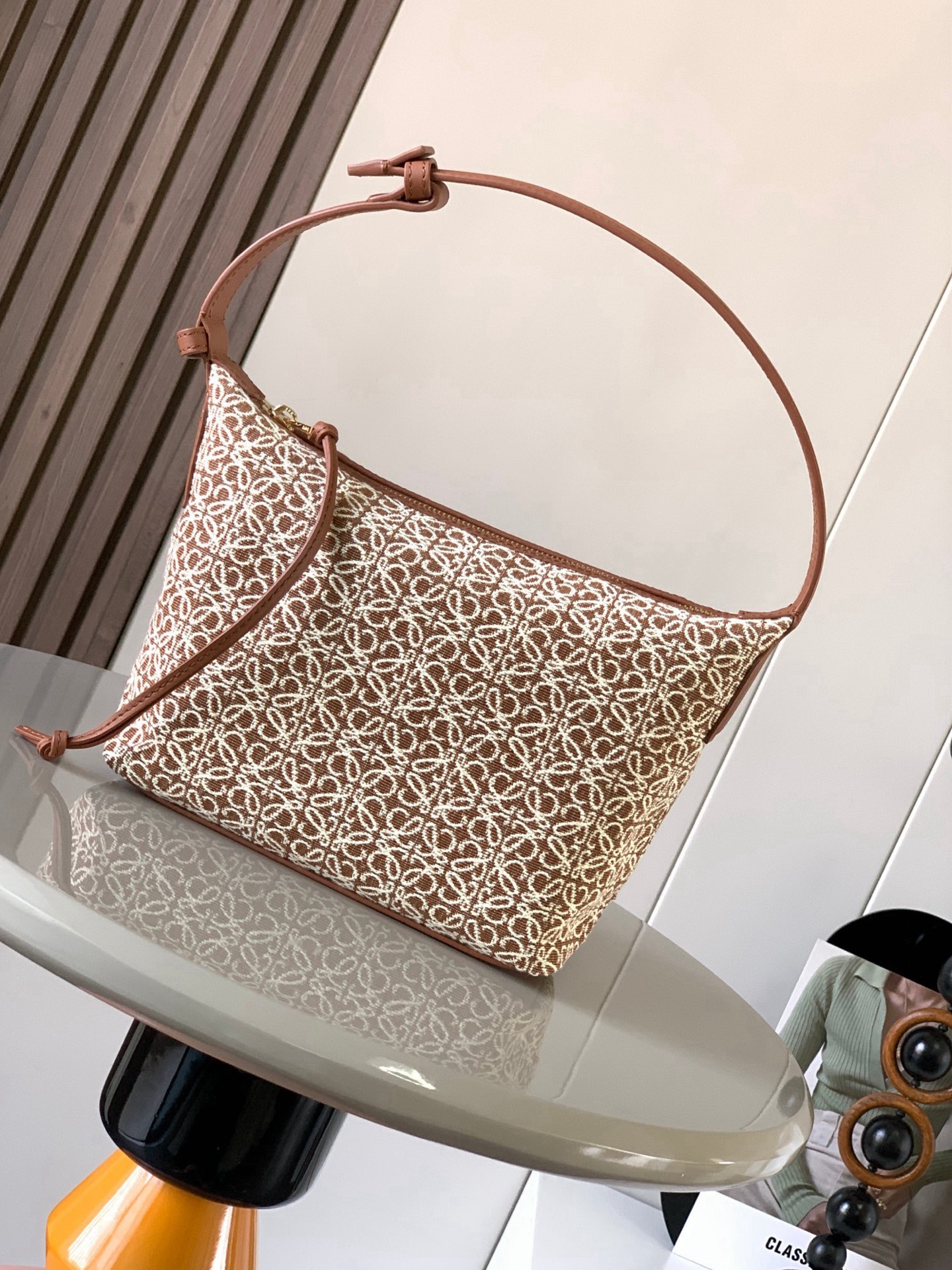 NO:895244,Anagram jacquard and cow leather Cubi handbag small lunch bag ~ Cubi lunch box bag The happiness of this season is given by Cubi!  L0ewe's latest popular underarm bag, the Cubi embroidered design, has a sense of luxury. It can produce a wonderful chemical reaction with any plain white T-shirt. The adjustment function of the shoulder straps is also very attentive, without too much tediousness. Just click it lightly to free your hands. It looks good in the hand, under the armpits and on the shoulders. It has a large capacity and is very light!  It’s so cute, come on and start the “street bombing” mode. The Cubi Anagram bag is a roomy shoulder bag with a cow leather base and soft body. This version is made of cow leather and Anagram jacquard!  Small size: 21~17~13CM Model No. 9007 Color brown small flower, Loewe, loewe, cowhide19860909Anagram提花布和牛皮革 Cubi手袋小号便当包～Cubi饭盒包这一季的快乐是Cubi给的！L0ewe 最新抢手腋下包 Cubi绣花设计自带高级感 随便搭件素色白T都能产生奇妙的化学反应肩带的调节功能也十分用心,没有过多的繁琐,轻轻一扣,解放双手,手提、腋下肩背都好看 容量大、自重还很轻！太可爱了快来开启“炸街”模式Cubi Anagram 包袋是一款宽敞的肩包,带有牛皮革底座和柔软的包身.这个版本采用牛皮革和 Anagram 提花布制成！ 小号尺寸:21~17~13CM 款号9007 颜色棕色小花,罗意威,loewe,cowhide,Bag