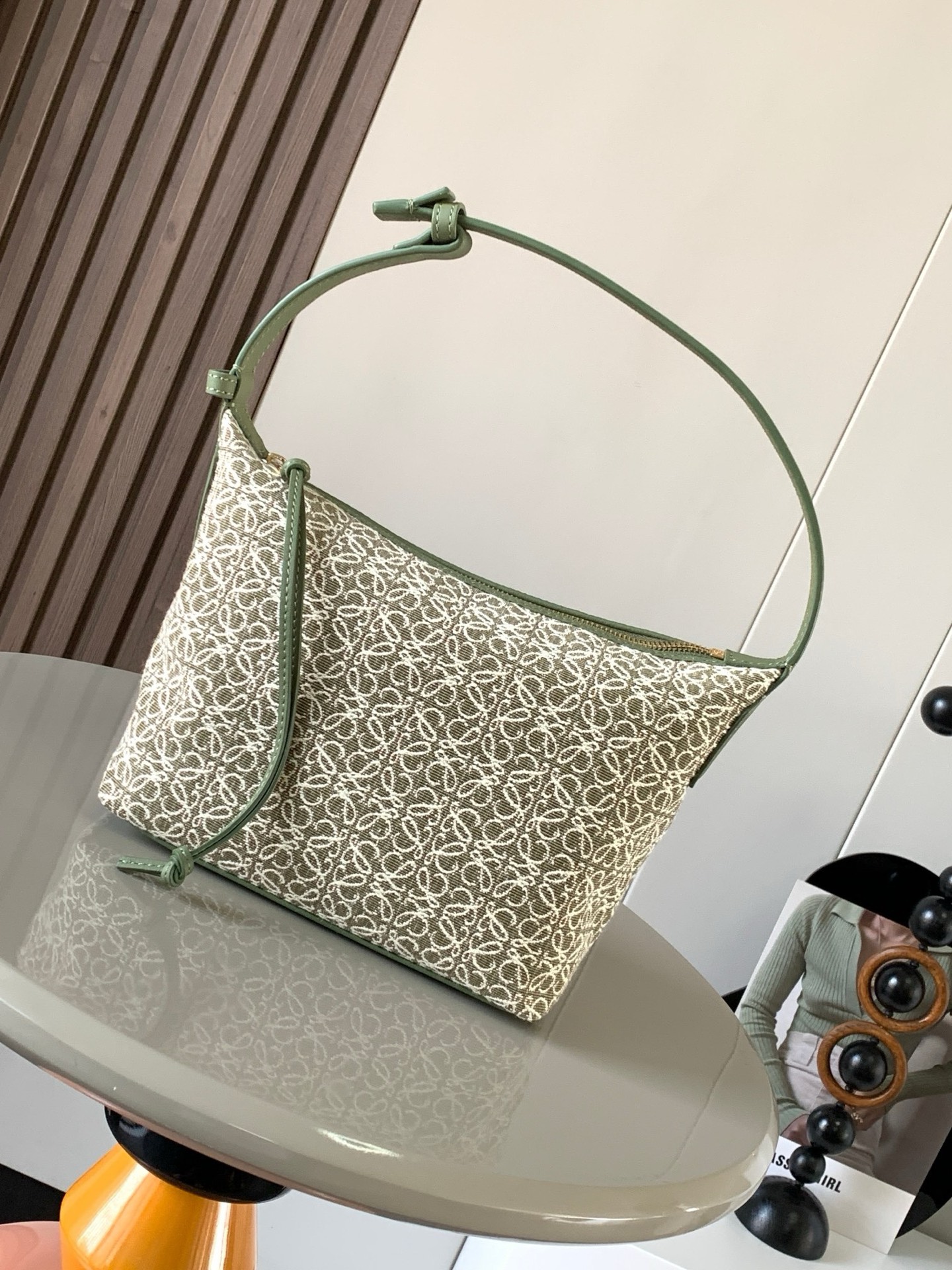 NO:895249,Anagram jacquard and cow leather Cubi handbag small lunch bag ~ Cubi lunch box bag The happiness of this season is given by Cubi!  L0ewe's latest popular underarm bag, the Cubi embroidered design, has a sense of luxury. It can produce a wonderful chemical reaction with any plain white T-shirt. The adjustment function of the shoulder straps is also very attentive, without too much tediousness. Just click it lightly to free your hands. It looks good in the hand, under the armpits and on the shoulders. It has a large capacity and is very light!  It’s so cute, come on and start the “street bombing” mode. The Cubi Anagram bag is a roomy shoulder bag with a cow leather base and soft body. This version is made of cow leather and Anagram jacquard!  Small size: 21~17~13CM Model No. 9007 Color green fine flower, Loewe, loewe, cowhide19860909Anagram提花布和牛皮革 Cubi手袋小号便当包～Cubi饭盒包这一季的快乐是Cubi给的！L0ewe 最新抢手腋下包 Cubi绣花设计自带高级感 随便搭件素色白T都能产生奇妙的化学反应肩带的调节功能也十分用心,没有过多的繁琐,轻轻一扣,解放双手,手提、腋下肩背都好看 容量大、自重还很轻！太可爱了快来开启“炸街”模式Cubi Anagram 包袋是一款宽敞的肩包,带有牛皮革底座和柔软的包身.这个版本采用牛皮革和 Anagram 提花布制成！ 小号尺寸:21~17~13CM 款号9007 颜色绿色细花,罗意威,loewe,cowhide,Bag
