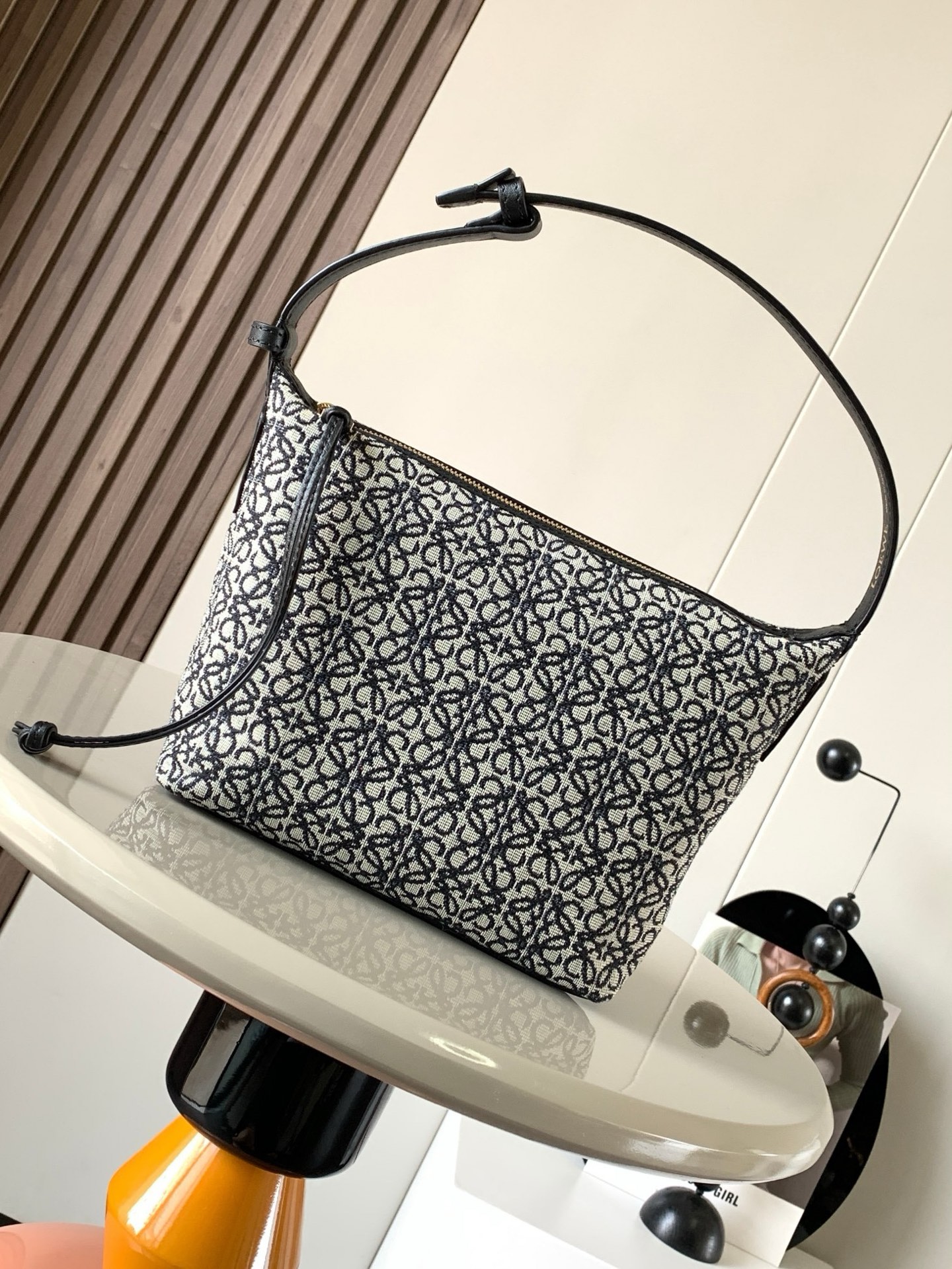 NO:895254,Anagram jacquard and cow leather Cubi handbag small lunch bag ~ Cubi lunch box bag The happiness of this season is given by Cubi!  L0ewe's latest popular underarm bag, the Cubi embroidered design, has a sense of luxury. It can produce a wonderful chemical reaction with any plain white T-shirt. The adjustment function of the shoulder straps is also very attentive, without too much tediousness. Just click it lightly to free your hands. It looks good in the hand, under the armpits and on the shoulders. It has a large capacity and is very light!  It’s so cute, come on and start the “street bombing” mode. The Cubi Anagram bag is a roomy shoulder bag with a cow leather base and soft body. This version is made of cow leather and Anagram jacquard!  Small size: 21~17~13CM Model number 9007 Color black blue small flower black, Loewe, loewe, cowhide19860909Anagram提花布和牛皮革 Cubi手袋小号便当包～Cubi饭盒包这一季的快乐是Cubi给的！L0ewe 最新抢手腋下包 Cubi绣花设计自带高级感 随便搭件素色白T都能产生奇妙的化学反应肩带的调节功能也十分用心,没有过多的繁琐,轻轻一扣,解放双手,手提、腋下肩背都好看 容量大、自重还很轻！太可爱了快来开启“炸街”模式Cubi Anagram 包袋是一款宽敞的肩包,带有牛皮革底座和柔软的包身.这个版本采用牛皮革和 Anagram 提花布制成！ 小号尺寸:21~17~13CM 款号9007 颜色黑蓝小花黑,罗意威,loewe,cowhide,Bag