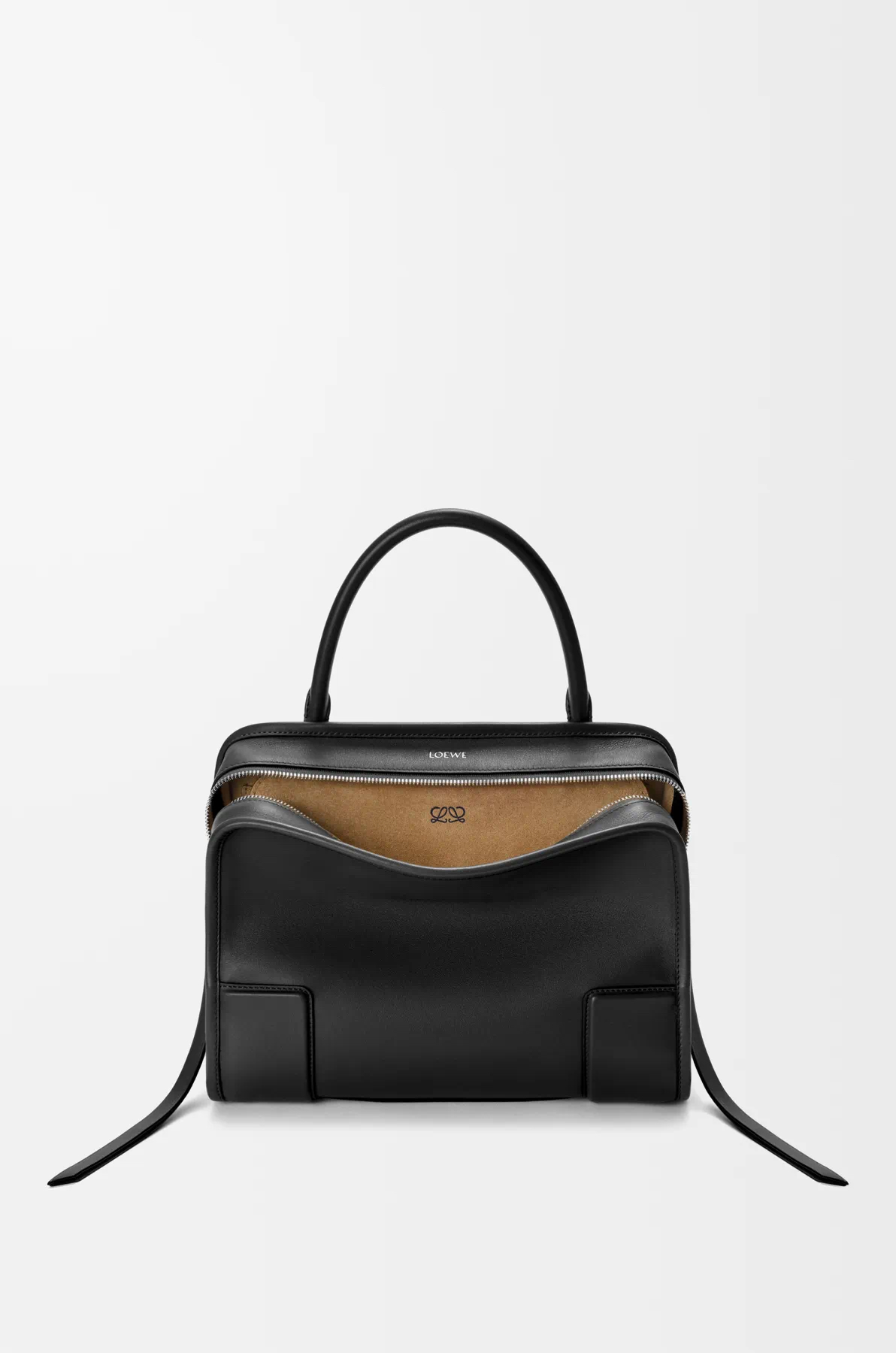 NO:895276,New medium-sized soft cow leather Amazona 180 handbag, the same style as Amazona stars  180 reinterprets the legendary handbag in a casual silhouette with a single top handle. The bag features an open design. The main compartment is secured with a hidden buckle and features a detachable shoulder and cross-body strap for a practical style. This medium version is made from soft calfskin leather*3  Two ways to carry: Short handle, detachable shoulder and cross-body straps *Zipper with two leather zipper pulls*Two compartments, main compartment with magnetic closure  L embossed brand logo Size 28CM～22.5CM～11CM Style number 9182 Color black, Loewe, loewe, cowhide19860909新款中号柔软牛皮革 Amazona 180 手袋 明星同款Amazona 180重新诠释传奇手袋呈现休闲廓形,搭配单一顶部提手手袋采用开放式设计主隔层以隐藏扣固定搭配可拆卸肩背和斜挎背带打造实用风格.此中号版本采用柔软牛皮革制成*三种携带方式短提手、可拆卸肩背和斜挎背带*拉链配有两个皮革拉链头*两个隔层,主隔层以磁扣开合*内部扁平口袋*左侧D形环可定制*织物衬里*烫金或烫银,Double L 压纹品牌标志 尺寸28CM～22.5CM～11CM 款号9182 颜色黑色,罗意威,loewe,cowhide,Bag