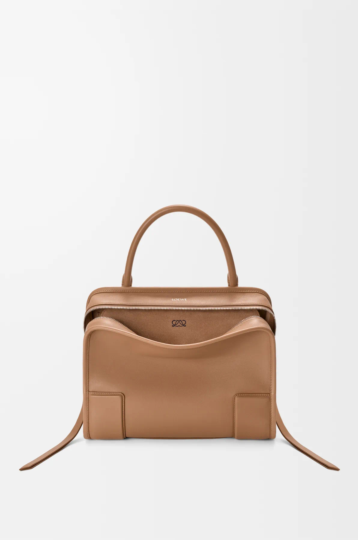 NO:895280,New medium-sized soft cow leather Amazona 180 handbag, the same style as Amazona stars  180 reinterprets the legendary handbag in a casual silhouette with a single top handle. The bag features an open design. The main compartment is secured with a hidden buckle and features a detachable shoulder and cross-body strap for a practical style. This medium version is made from soft calfskin leather*3  Two ways to carry: Short handle, detachable shoulder and cross-body straps *Zipper with two leather zipper pulls*Two compartments, main compartment with magnetic closure  L embossed brand logo Size 28CM～22.5CM～11CM Style number 9182 Color mocha, Loewe, loewe, cowhide19860909新款中号柔软牛皮革 Amazona 180 手袋 明星同款Amazona 180重新诠释传奇手袋呈现休闲廓形,搭配单一顶部提手手袋采用开放式设计主隔层以隐藏扣固定搭配可拆卸肩背和斜挎背带打造实用风格.此中号版本采用柔软牛皮革制成*三种携带方式短提手、可拆卸肩背和斜挎背带*拉链配有两个皮革拉链头*两个隔层,主隔层以磁扣开合*内部扁平口袋*左侧D形环可定制*织物衬里*烫金或烫银,Double L 压纹品牌标志 尺寸28CM～22.5CM～11CM 款号9182 颜色摩卡色,罗意威,loewe,cowhide,Bag