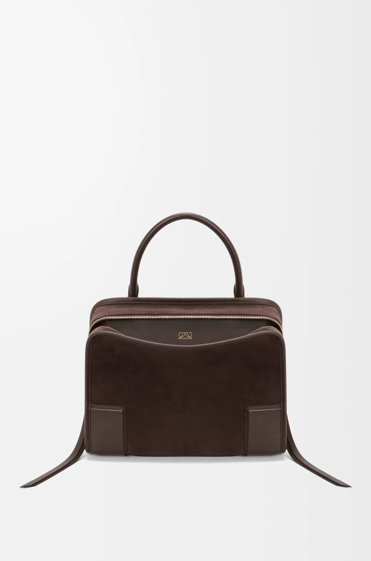 NO:895284,New medium-sized soft cow leather Amazona 180 handbag, the same style as Amazona stars  180 reinterprets the legendary handbag in a casual silhouette with a single top handle. The bag features an open design. The main compartment is secured with a hidden buckle and features a detachable shoulder and cross-body strap for a practical style. This medium version is made from soft calfskin leather*3  Two ways to carry: Short handle, detachable shoulder and cross-body straps *Zipper with two leather zipper pulls*Two compartments, main compartment with magnetic closure  L embossed brand logo Size 28CM～22.5CM～11CM Style number 9182 Color dark maroon matte, Loewe, loewe, cowhide19860909新款中号柔软牛皮革 Amazona 180 手袋 明星同款Amazona 180重新诠释传奇手袋呈现休闲廓形,搭配单一顶部提手手袋采用开放式设计主隔层以隐藏扣固定搭配可拆卸肩背和斜挎背带打造实用风格.此中号版本采用柔软牛皮革制成*三种携带方式短提手、可拆卸肩背和斜挎背带*拉链配有两个皮革拉链头*两个隔层,主隔层以磁扣开合*内部扁平口袋*左侧D形环可定制*织物衬里*烫金或烫银,Double L 压纹品牌标志 尺寸28CM～22.5CM～11CM 款号9182 颜色深栗色磨砂,罗意威,loewe,cowhide,Bag