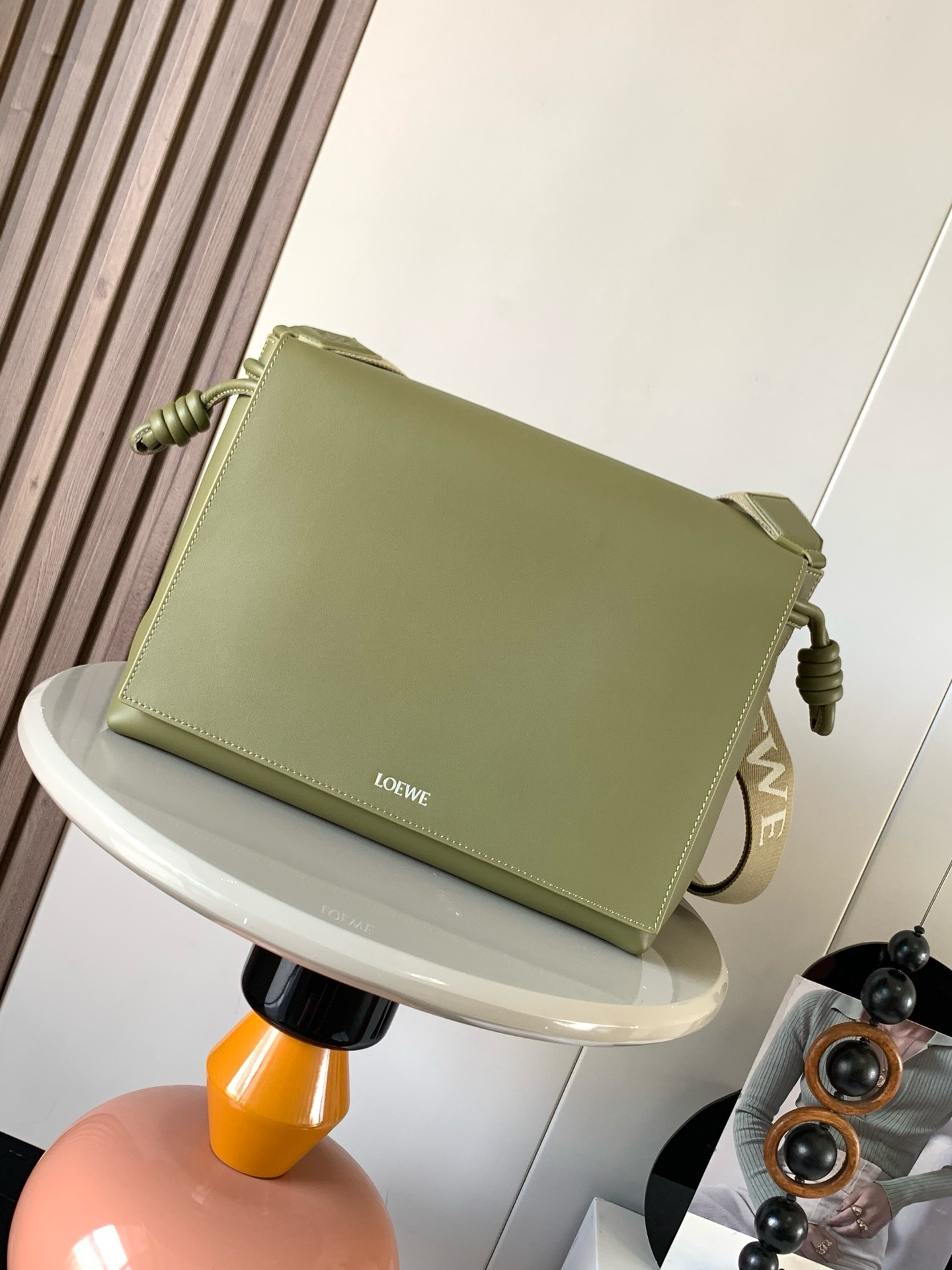 NO:895262,Shiny soft calfskin leather Flamenco satchel bag new arrival This bag reimagines the classic Flamenco bag as a practical crossbody bag, fastened with a drawstring and finished with the signature coiled knot. This version is made of shiny soft calfskin leather with a suede interior.  Size 34cm～12cm～24cm Style number 9059 Color olive green, Loewe, loewe, loewe, satchels, crossbody bags, cowhide19860909亮面柔软牛皮革 Flamenco satchel 手袋新品这款手袋将经典 Flamenco手袋重新设计为实用的斜挎包采用拉绳收紧,并打上标志性的盘绕结此版本以亮面柔软牛皮革制成,内部采用绒面革.＊斜挎、肩背或手提＊可调节可拆卸 LOEWE 织带＊牛皮革拉链内袋和 D 形环＊ LOEWE 烫银 尺寸34cm～12cm～24cm 款号9059 颜色橄榄绿,罗意威,loewe,loewe,satchels,crossbody bags,cowhide,Bag
