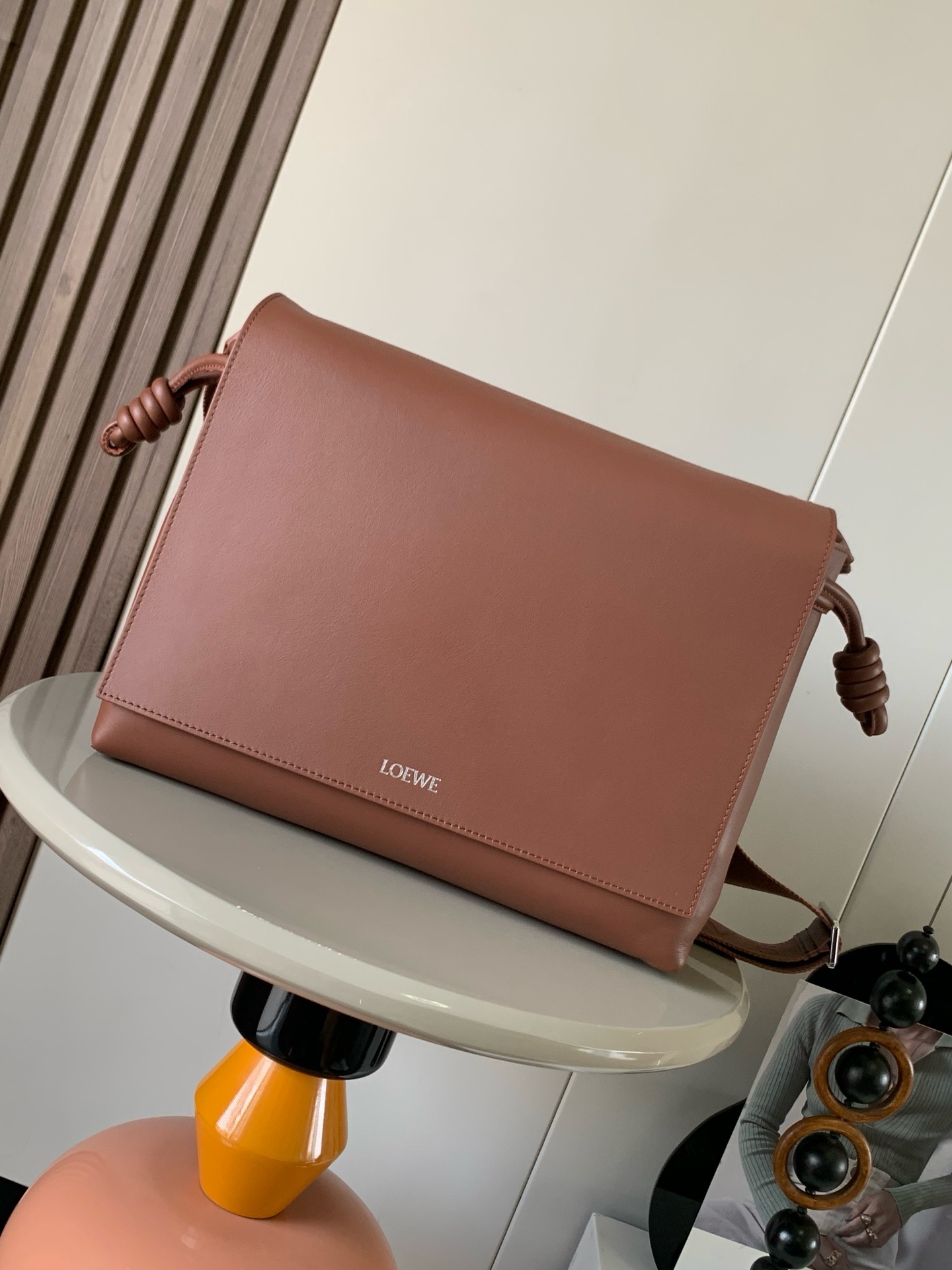NO:895266,Shiny soft calfskin leather Flamenco satchel bag new arrival This bag reimagines the classic Flamenco bag as a practical crossbody bag, fastened with a drawstring and finished with the signature coiled knot. This version is made of shiny soft calfskin leather with a suede interior.  Size 34cm～12cm～24cm Style No. 9059 Color Browne, Loewe, thom browne, loewe, loewe, satchels, crossbody bags, cowhide19860909亮面柔软牛皮革 Flamenco satchel 手袋新品这款手袋将经典 Flamenco手袋重新设计为实用的斜挎包采用拉绳收紧,并打上标志性的盘绕结此版本以亮面柔软牛皮革制成,内部采用绒面革.＊斜挎、肩背或手提＊可调节可拆卸 LOEWE 织带＊牛皮革拉链内袋和 D 形环＊ LOEWE 烫银 尺寸34cm～12cm～24cm 款号9059 颜色布朗尼,罗意威,thom browne,loewe,loewe,satchels,crossbody bags,cowhide,Bag