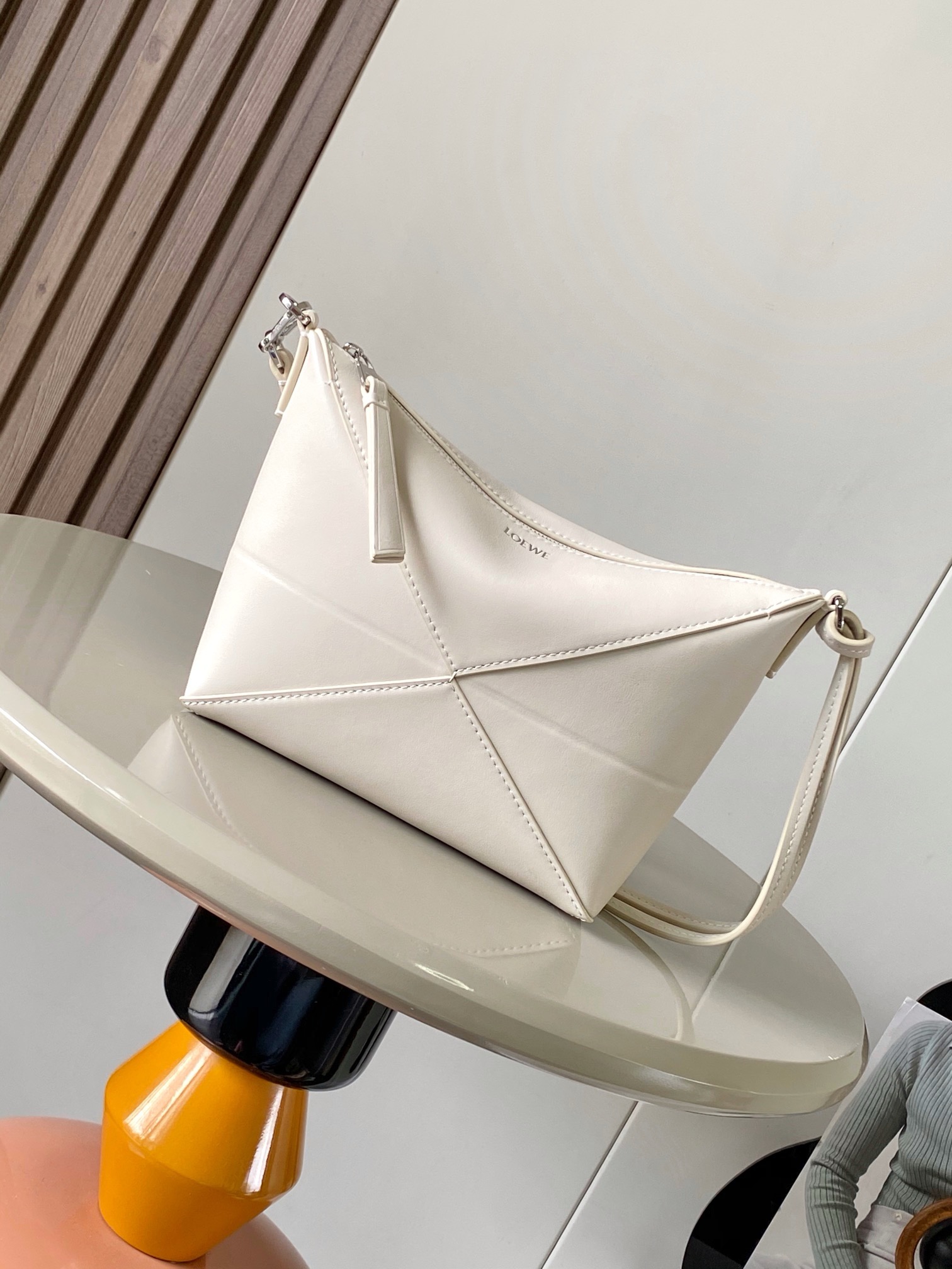 NO:895285,The new Puzzle Fold handbag reinterprets the practical and versatile clutch. It draws inspiration from the geometric lines of the brand's classic handbags and reinterprets it with panels rich in graphic architectural beauty. This handbag is made of glossy Nappa cow leather. * Can be worn cross-body or placed in other handbags * Detachable and adjustable shoulder strap * Zipper closure * Suede lining * LOEWE hot stamping Size 23cm～6.5cm～15.5cm  Style No. 9073 Color Sea Salt White, Loewe, loewe, loewe, handbag19860909新品 Puzzle Fold手袋重新演绎实用百搭手拿包从品牌经典手袋的几何线条汲取灵感以富含图形建筑美感的镶片重新诠释.此款手袋采用亮面纳帕牛皮革制成.＊可肩背斜挎或放在其他手袋内＊可拆卸可调节肩带＊拉链开合＊绒面革衬里* LOEWE 烫金 尺寸23cm～6.5cm～15.5cm 款号9073 颜色海盐白,罗意威,loewe,loewe,handbag,Bag