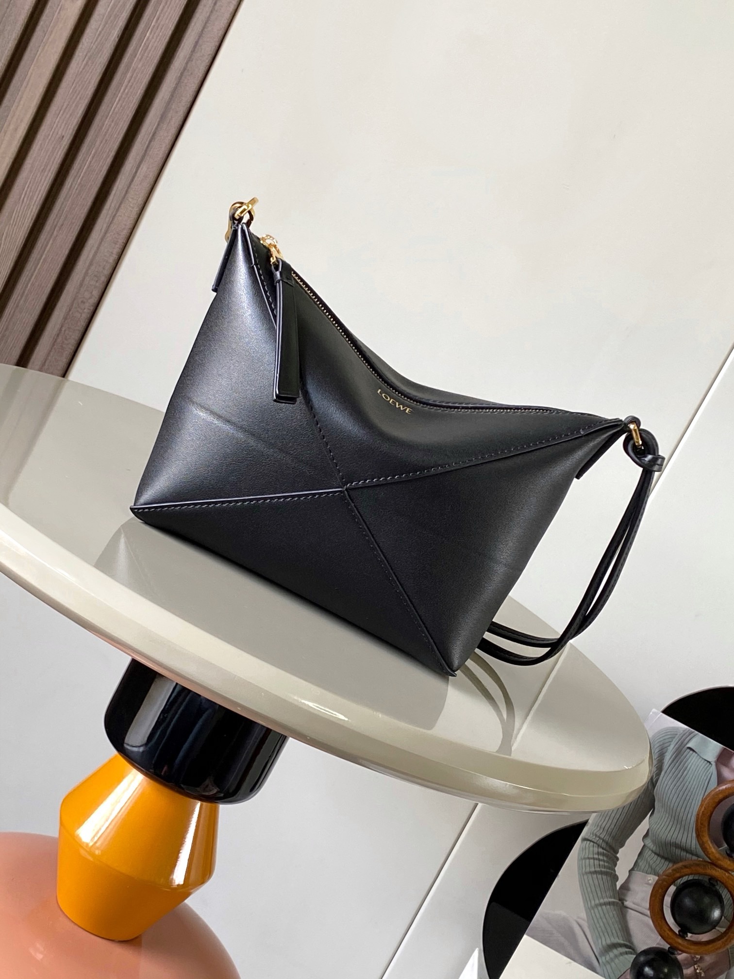 NO:895289,The new Puzzle Fold handbag reinterprets the practical and versatile clutch. It draws inspiration from the geometric lines of the brand's classic handbags and reinterprets them with panels rich in graphic architectural beauty. This handbag is made of glossy Nappa cow leather. It can be carried cross-body or placed in other handbags * Detachable and adjustable shoulder strap * Zipper closure * Suede lining * LOEWE hot stamping Size 23cm～6.5cm～15.5cm  Style No. 9073 Color Black, Loewe, loewe, loewe, handbag19860909新品 Puzzle Fold手袋重新演绎实用百搭手拿包从品牌经典手袋的几何线条汲取灵感以富含图形建筑美感的镶片重新诠释.此款手袋采用亮面纳帕牛皮革制成.可肩背斜挎或放在其他手袋内＊可拆卸可调节肩带＊拉链开合＊绒面革衬里* LOEWE 烫金 尺寸23cm～6.5cm～15.5cm 款号9073 颜色黑色,罗意威,loewe,loewe,handbag,Bag
