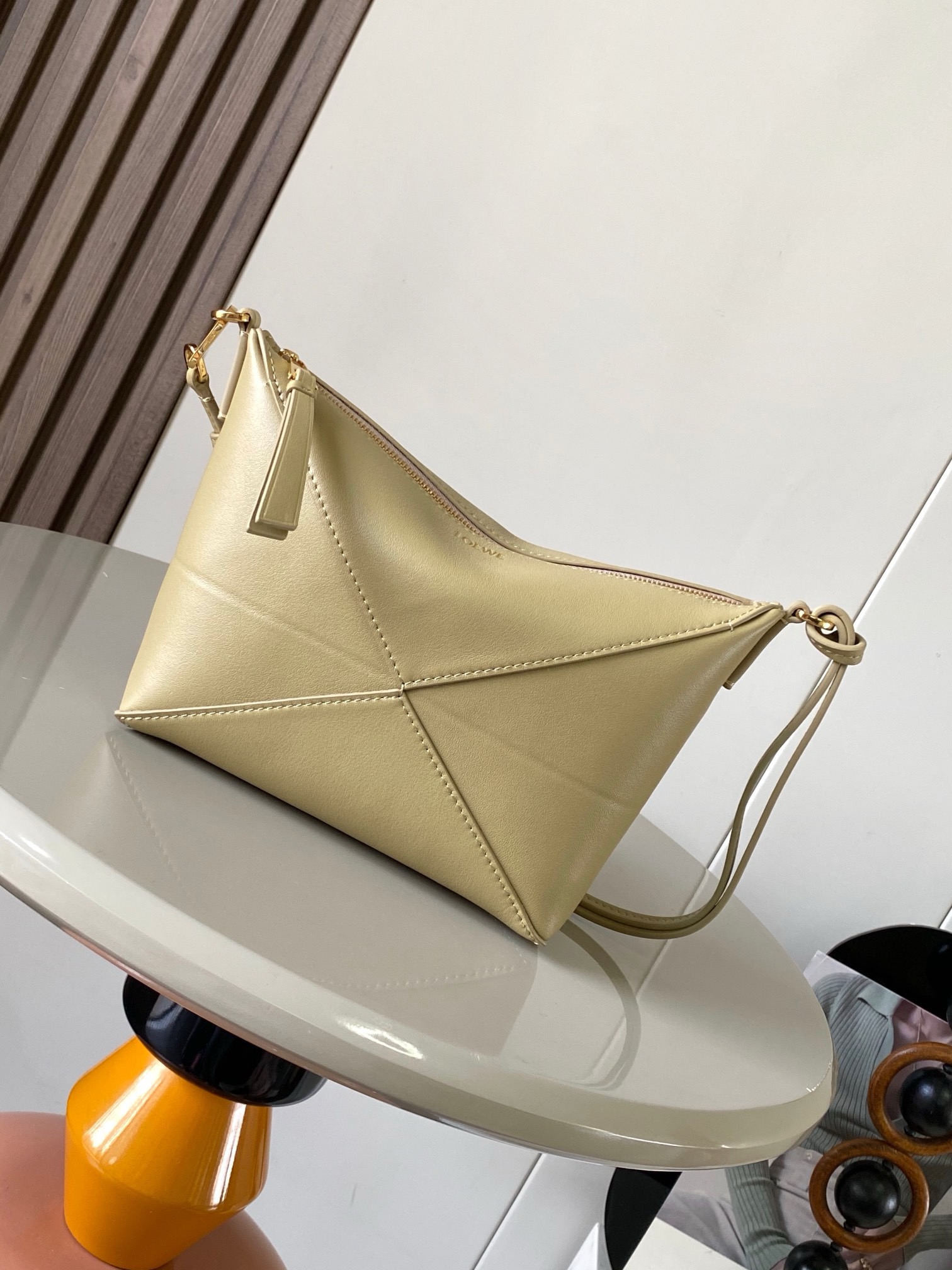 NO:895295,The new Puzzle Fold handbag reinterprets the practical and versatile clutch. It draws inspiration from the geometric lines of the brand's classic handbags and reinterprets it with panels rich in graphic architectural beauty. This handbag is made of glossy Nappa cow leather. * Can be worn cross-body or placed in other handbags * Detachable and adjustable shoulder strap * Zipper closure * Suede lining * LOEWE hot stamping Size 23cm～6.5cm～15.5cm  Style No. 9073 Color Clay Green, Loewe, loewe, loewe, handbag19860909新品 Puzzle Fold手袋重新演绎实用百搭手拿包从品牌经典手袋的几何线条汲取灵感以富含图形建筑美感的镶片重新诠释.此款手袋采用亮面纳帕牛皮革制成.＊可肩背斜挎或放在其他手袋内＊可拆卸可调节肩带＊拉链开合＊绒面革衬里* LOEWE 烫金 尺寸23cm～6.5cm～15.5cm 款号9073 颜色黏土绿,罗意威,loewe,loewe,handbag,Bag