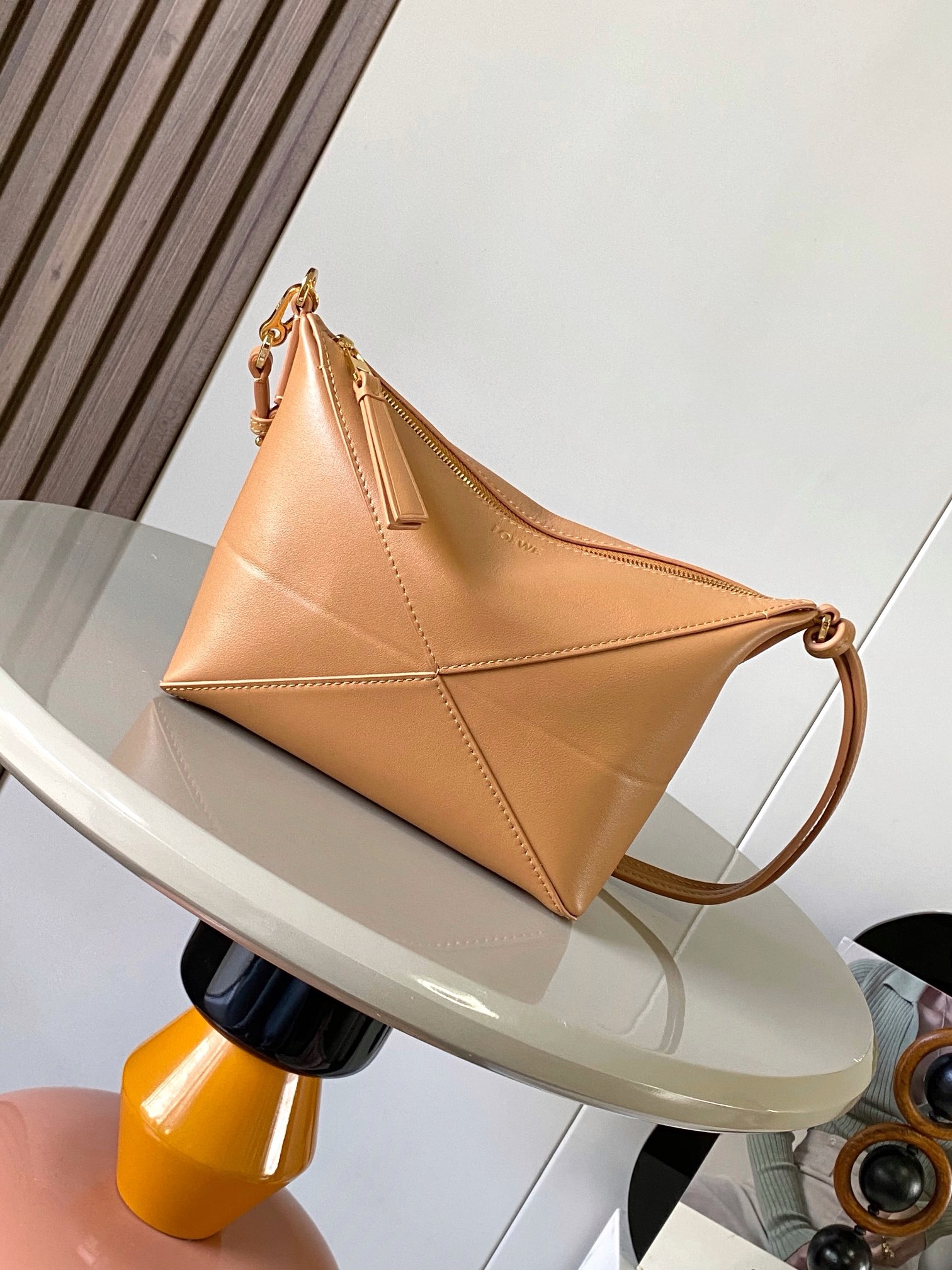 NO:895300,The new Puzzle Fold handbag reinterprets the practical and versatile clutch. It draws inspiration from the geometric lines of the brand's classic handbags and reinterprets it with panels rich in graphic architectural beauty. This handbag is made of glossy Nappa cow leather. * Can be worn cross-body or placed in other handbags * Detachable and adjustable shoulder strap * Zipper closure * Suede lining * LOEWE hot stamping Size 23cm～6.5cm～15.5cm  Style No. 9073, color warm sandy yellow, Loewe, loewe, loewe, handbag19860909新品 Puzzle Fold手袋重新演绎实用百搭手拿包从品牌经典手袋的几何线条汲取灵感以富含图形建筑美感的镶片重新诠释.此款手袋采用亮面纳帕牛皮革制成.＊可肩背斜挎或放在其他手袋内＊可拆卸可调节肩带＊拉链开合＊绒面革衬里* LOEWE 烫金 尺寸23cm～6.5cm～15.5cm 款号9073 颜色暖沙黄,罗意威,loewe,loewe,handbag,Bag