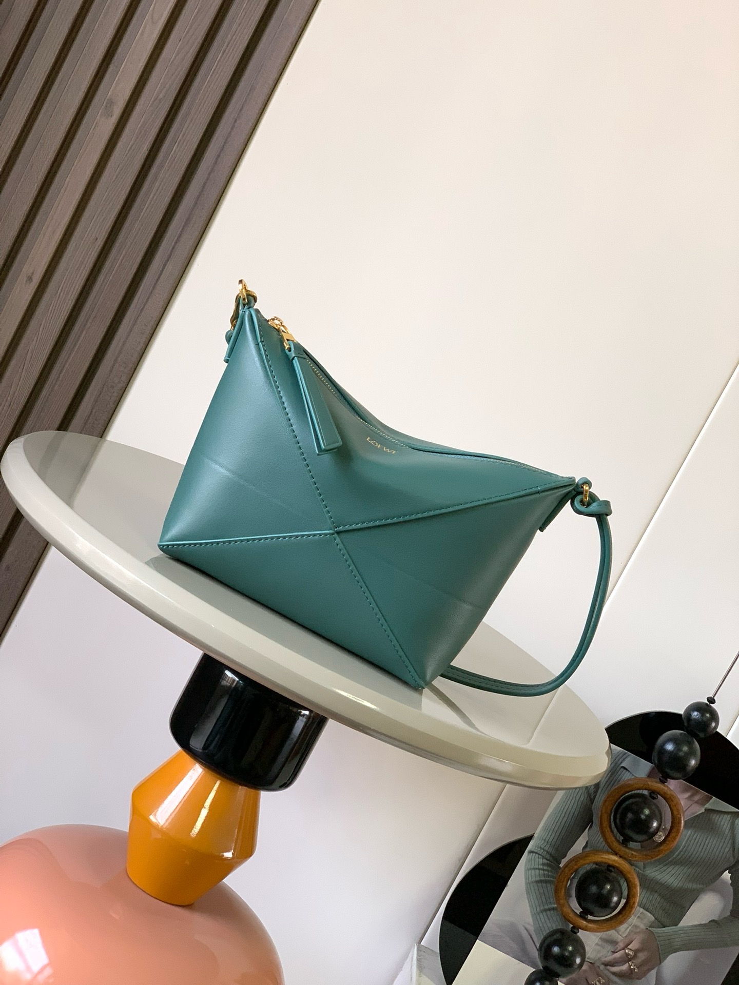 NO:895310,The new Puzzle Fold handbag reinterprets the practical and versatile clutch. It draws inspiration from the geometric lines of the brand's classic handbags and reinterprets it with panels rich in graphic architectural beauty. This handbag is made of glossy Nappa cow leather and can be worn cross-body or placed in other handbags * Detachable and adjustable shoulder strap * Zipper closure * Suede lining * LOEWE hot stamping Size 23cm～6.5cm～15.5cm  Style No. 9073 Color Aden Green, Loewe, loewe, loewe, handbag19860909新品 Puzzle Fold手袋重新演绎实用百搭手拿包从品牌经典手袋的几何线条汲取灵感以富含图形建筑美感的镶片重新诠释.此款手袋采用亮面纳帕牛皮革制成可肩背斜挎或放在其他手袋内＊可拆卸可调节肩带＊拉链开合＊绒面革衬里* LOEWE 烫金 尺寸23cm～6.5cm～15.5cm 款号9073 颜色亚丁绿,罗意威,loewe,loewe,handbag,Bag