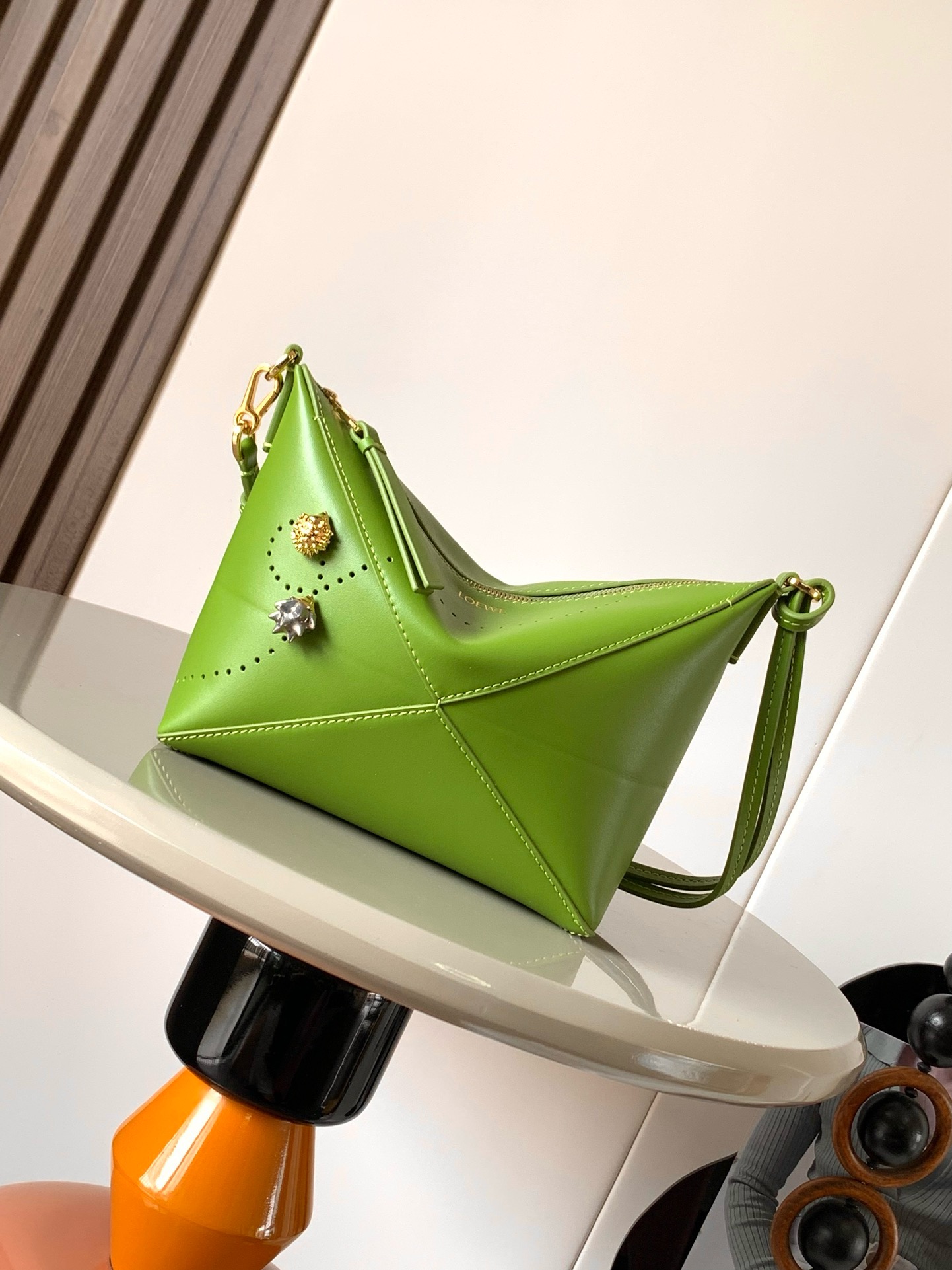 NO:895315,Glossy cow leather Puzzle Fold clutch New Puzzle Fold clutch features a versatile and practical design with graphic and structural panels This version is made from glossy cow leather, perforated to reveal two special edition hedgehog pins that can be removed and repositioned along the perforations. * Can be worn on the shoulder, crossbody or by hand * Removable and adjustable shoulder strap * Zipper closure * Suede lining * Foil stamping LOEWE  Size 23cm～6.5cm～15.5cm Style number 9073A Color mint green, Loewe, loewe, loewe, handbag, cowhide19860909亮面牛皮革 Puzzle Fold 手拿包新品Puzzle Fold 手拿包采用多功能实用设计,带有图形和结构感镶片此版本采用亮面牛皮革制成,穿孔呈现两个可以沿着打孔拆卸和重新定位的特别版刺猬别针.＊可肩背、斜挎或手提＊可拆卸和可调节肩带＊拉链开合＊绒面革衬里＊烫金 LOEWE 尺寸23cm～6.5cm～15.5cm 款号9073A 颜色薄荷绿,罗意威,loewe,loewe,handbag,cowhide,Bag
