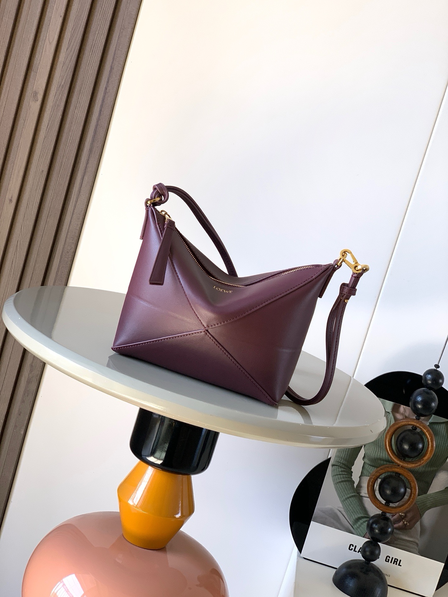 NO:895320,The new Puzzle Fold handbag reinterprets the practical and versatile clutch. It draws inspiration from the geometric lines of the brand's classic handbags and reinterprets it with panels rich in graphic architectural beauty. This handbag is made of glossy Nappa cow leather and can be worn cross-body or placed in other handbags * Detachable and adjustable shoulder strap * Zipper closure * Suede lining * LOEWE hot stamping Size 23cm～6.5cm～15.5cm  Style No. 9073 Color Burgundy Red, Loewe, loewe, loewe, handbag19860909新品 Puzzle Fold手袋重新演绎实用百搭手拿包从品牌经典手袋的几何线条汲取灵感以富含图形建筑美感的镶片重新诠释.此款手袋采用亮面纳帕牛皮革制成可肩背斜挎或放在其他手袋内＊可拆卸可调节肩带＊拉链开合＊绒面革衬里* LOEWE 烫金 尺寸23cm～6.5cm～15.5cm 款号9073 颜色勃艮第红,罗意威,loewe,loewe,handbag,Bag