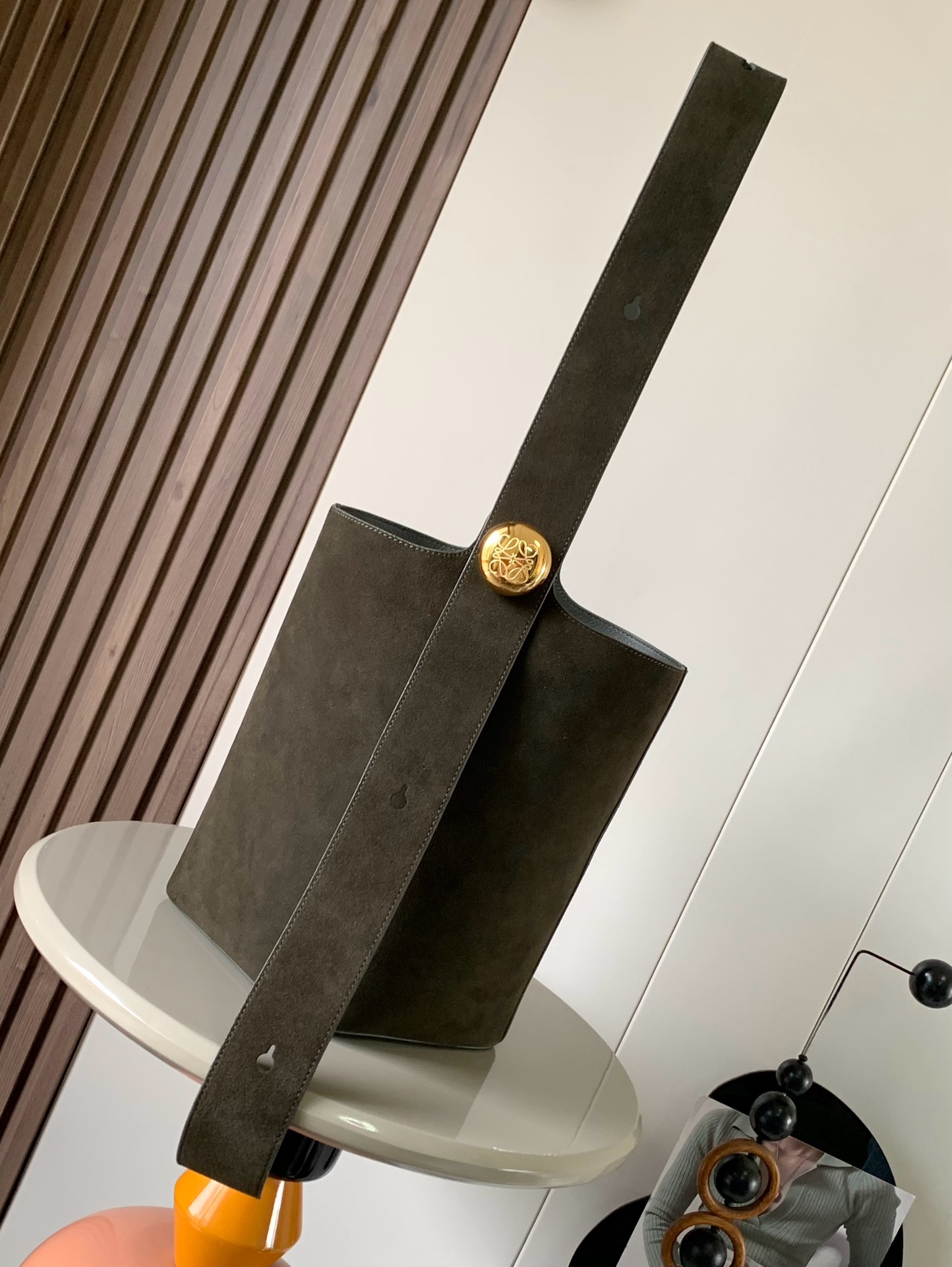 NO:895325,The new large suede calf leather Pebble bucket bag Pebble cleverly combines pure simple lines and eye-catching design style to create a unique and innovative handbag design. The iconic Anagram  Engraved hardware is both decorative and functional. The shoulder strap length can be adjusted and suitable for a variety of carrying methods. The unique twisted structure complements the subtle details. This large version is made of suede cow leather and has a smooth nappa leather interior.  Color olive green,loewe,loewe,cowhide19860909新款大号绒面牛皮革 Pebble 水桶包Pebble 将纯粹的简约线条与瞩目设计风格巧妙融合造就别具一格的创新的手袋设计标志性的 Anagram 雕刻五金件兼具装饰和实用功能可调节肩带长度并适合多种携带方式,独特的扭曲结构与微妙的细节相得益彰.此大号版本采用绒面牛皮革制成内部为光滑纳帕皮革.＊可肩背或斜挎＊可调节肩带＊磁扣开合＊内部牛皮革口袋＊ Anagram 雕刻卵石纹 尺寸28cm～27cm～33cm 款号9045 颜色橄榄绿,罗意威,loewe,cowhide,Bag
