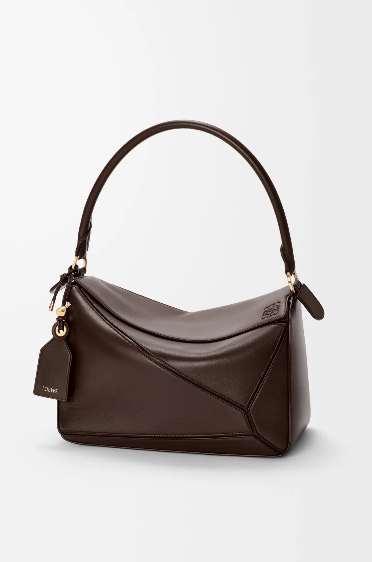 NO:895326,New Geometric Bag Medium Nappa Sheep Leather Featherlight Puzzle Handbag Featherlight Puzzle Unique geometric lines outline the rectangular shape. Soft and lightweight Nappa leather injects a casual and lazy style into the handbag. This version comes with a shoulder strap, which injects new vitality into the design. *Can be worn on the shoulder or cross-body. Embossed, engraved words inside the plaque Size 29CM～19.5CM～12CM Style No. 9177 Color dark maroon, Loewe, loewe, sheepskin19860909新款几何包中号納帕羊皮革 Featherlight Puzzle 手袋Featherlight Puzzle 以别具一格的几何线条勾勒长方体造型柔软轻盈的纳帕皮革为手袋注入随性慵懒的风格此版本配备肩带,为设计注入崭新活力*可肩背或斜挎*可拆卸可调节肩带饰有旋转卡扣“拉链开合,铰接式拉链头*可拆卸烫金或烫银标签饰有隐秘口袋和气球骰子*长方形金属脚钉*纳帕羊皮革衬里*Anagram 压纹、饰牌内部镌刻字样 尺寸29CM～19.5CM～12CM 款号9177 颜色深栗色,罗意威,loewe,sheepskin,Bag
