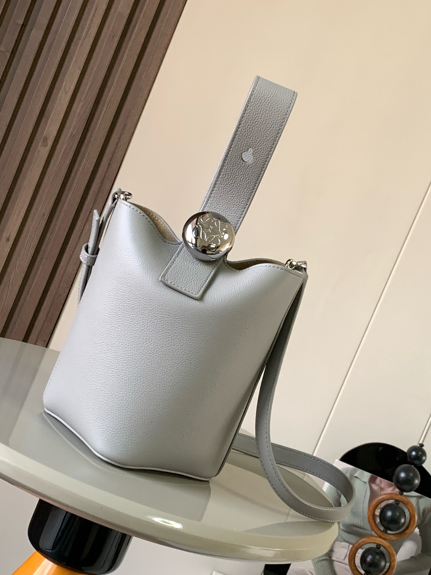 NO:895312,Mini soft grained calfskin Pebble Bucket Pebble cleverly combines pure simple lines with eye-catching design style to create a unique and innovative handbag design. Iconic Anagram  Engraved hardware is both decorative and functional, with an adjustable shoulder strap for multiple carry styles, with a unique twist complemented by subtle details. This mini version is crafted from soft grained calfskin. Can be worn cross-body, over the shoulder or by hand * Adjustable and removable shoulder strap * Magnetic closure * Internal pocket * Synthetic leather lining * Anagram Engraved Pebbles Style No. 9047 Color Pitch Gray Curry  Size 20CM～16CM～16CM, Loewe, loewe, cowhide19860909迷你柔软粒面牛皮革 Pebble Bucket 水桶手袋Pebble将纯粹的简约线条与瞩目设计风格巧妙融合造就别具一格的创新的手袋设计.标志性的 Anagram 雕刻五金件兼具装饰和实用功能,可调节肩带长度并适合多种携带方式,独特的扭曲结构与微妙的细节相得益彰.此迷你版本采用柔软粒面牛皮革制成.可斜挎、肩背或手提＊可调节可拆卸肩带＊磁扣开合＊内袋＊合成革衬里* Anagram 雕刻卵石 款号9047 颜色沥青灰咖荔 尺寸20CM～16CM～16CM,罗意威,loewe,cowhide,Bag