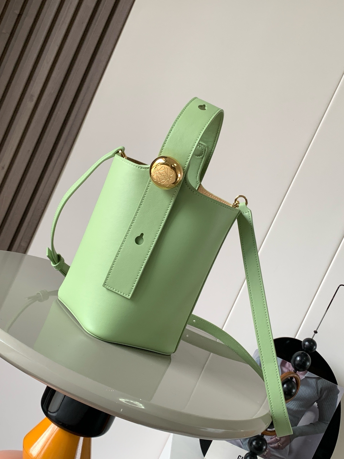 NO:895333,Mini Soft Grained Calf Leather Pebble Bucket Pebble cleverly combines pure simple lines with eye-catching design style to create a unique and innovative handbag design. Iconic Anagram  Engraved hardware is both decorative and practical, adjustable strap length and adaptable to a variety of carry styles, unique twist structure complemented by subtle details This mini version is crafted from soft grained cow leather. Can be worn cross-body, over the shoulder or by hand  Size 20CM～16CM～16CM, Loewe, loewe, cowhide19860909迷你柔软粒面牛皮革 Pebble Bucket 水桶手袋Pebble将纯粹的简约线条与瞩目设计风格巧妙融合造就别具一格的创新的手袋设计标志性的 Anagram 雕刻五金件兼具装饰和实用功能,可调节肩带长度并适合多种携带方式,独特的扭曲结构与微妙的细节相得益彰此迷你版本采用柔软粒面牛皮革制成.可斜挎、肩背或手提＊可调节可拆卸肩带＊磁扣开合＊内袋＊合成革衬里* Anagram 雕刻卵石 款号9047 颜色浅梨绿 尺寸20CM～16CM～16CM,罗意威,loewe,cowhide,Bag
