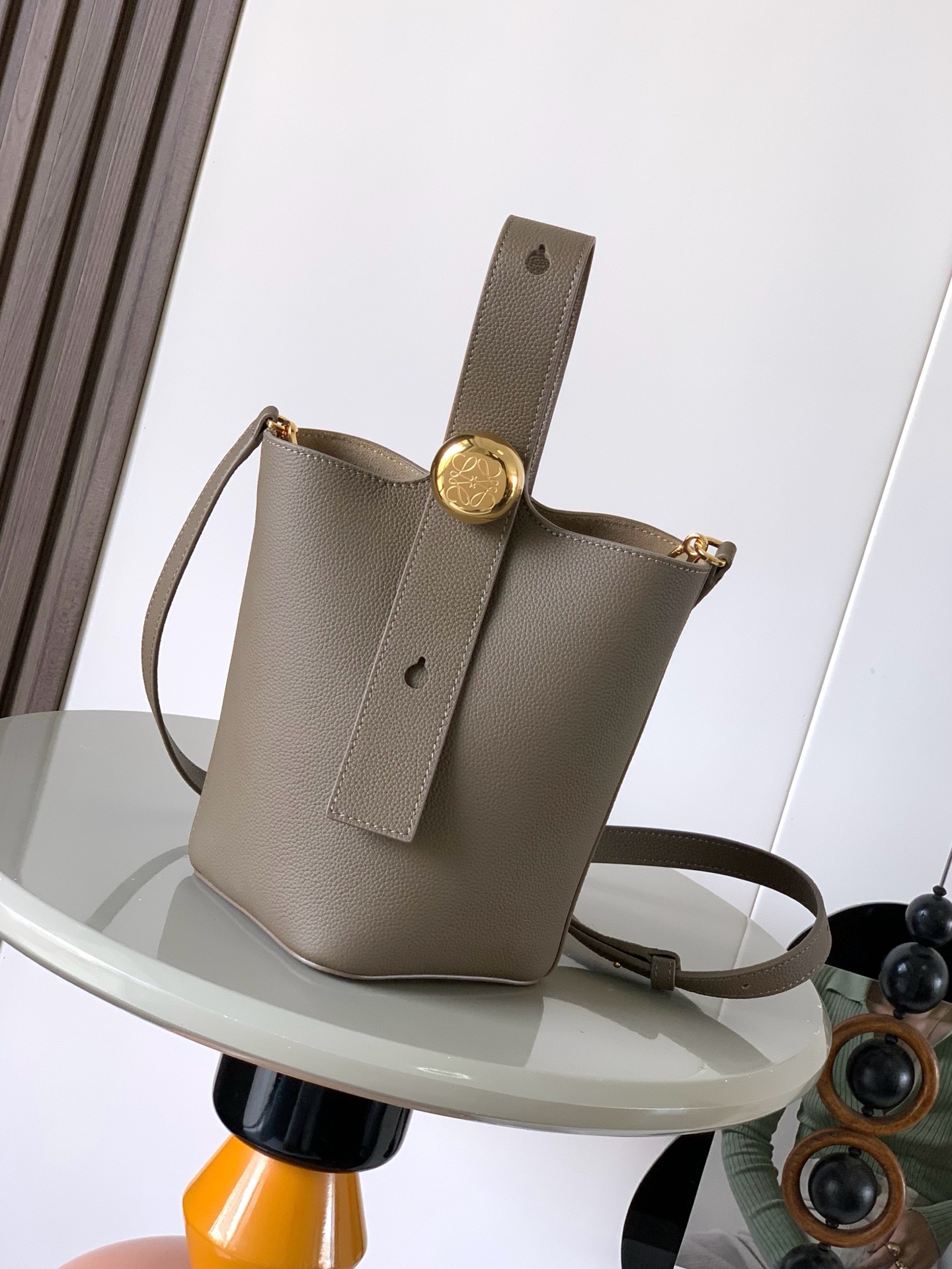 NO:895349,Mini soft grained calfskin Pebble Bucket Pebble cleverly combines pure simple lines with eye-catching design style to create a unique and innovative handbag design. Iconic Anagram  Engraved hardware is both decorative and functional, with an adjustable shoulder strap for multiple carry styles, with a unique twist complemented by subtle details. This mini version is crafted from soft grained calfskin. Can be worn cross-body, over the shoulder or by hand * Adjustable and removable shoulder strap * Magnetic closure * Internal pocket * Synthetic leather lining * Anagram Engraved Pebbles Style No. 9047 Color Taupe Lychee  Size 20CM～16CM～16CM, Loewe, loewe, cowhide19860909迷你柔软粒面牛皮革 Pebble Bucket 水桶手袋Pebble将纯粹的简约线条与瞩目设计风格巧妙融合造就别具一格的创新的手袋设计.标志性的 Anagram 雕刻五金件兼具装饰和实用功能,可调节肩带长度并适合多种携带方式,独特的扭曲结构与微妙的细节相得益彰.此迷你版本采用柔软粒面牛皮革制成.可斜挎、肩背或手提＊可调节可拆卸肩带＊磁扣开合＊内袋＊合成革衬里* Anagram 雕刻卵石 款号9047 颜色灰褐色荔 尺寸20CM～16CM～16CM,罗意威,loewe,cowhide,Bag
