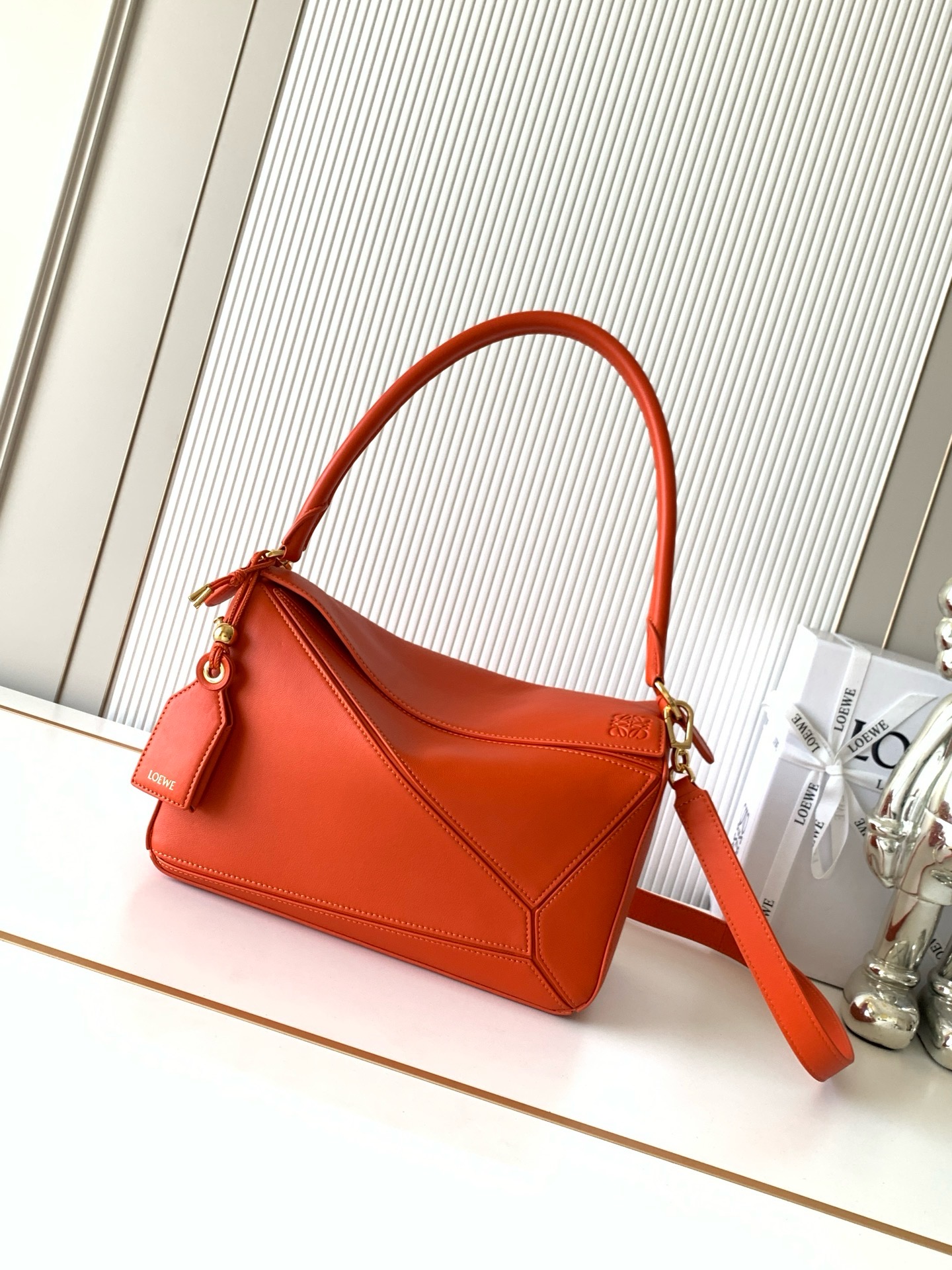 NO:895383,New Geometric Bag Medium Nappa Sheep Leather Featherlight Puzzle Handbag Featherlight Puzzle Unique geometric lines outline the rectangular shape. Soft and lightweight Nappa leather injects a casual and lazy style into the handbag. This version comes with a shoulder strap, which injects new vitality into the design. *Can be worn on the shoulder or cross-body. Embossed, engraved words inside the plaque Size 29CM～19.5CM～12CM Style No. 9177 Color Orange, Loewe, loewe, sheepskin19860909新款几何包中号納帕羊皮革 Featherlight Puzzle 手袋Featherlight Puzzle 以别具一格的几何线条勾勒长方体造型柔软轻盈的纳帕皮革为手袋注入随性慵懒的风格此版本配备肩带,为设计注入崭新活力*可肩背或斜挎*可拆卸可调节肩带饰有旋转卡扣“拉链开合,铰接式拉链头*可拆卸烫金或烫银标签饰有隐秘口袋和气球骰子*长方形金属脚钉*纳帕羊皮革衬里*Anagram 压纹、饰牌内部镌刻字样 尺寸29CM～19.5CM～12CM 款号9177 颜色橙色,罗意威,loewe,sheepskin,Bag