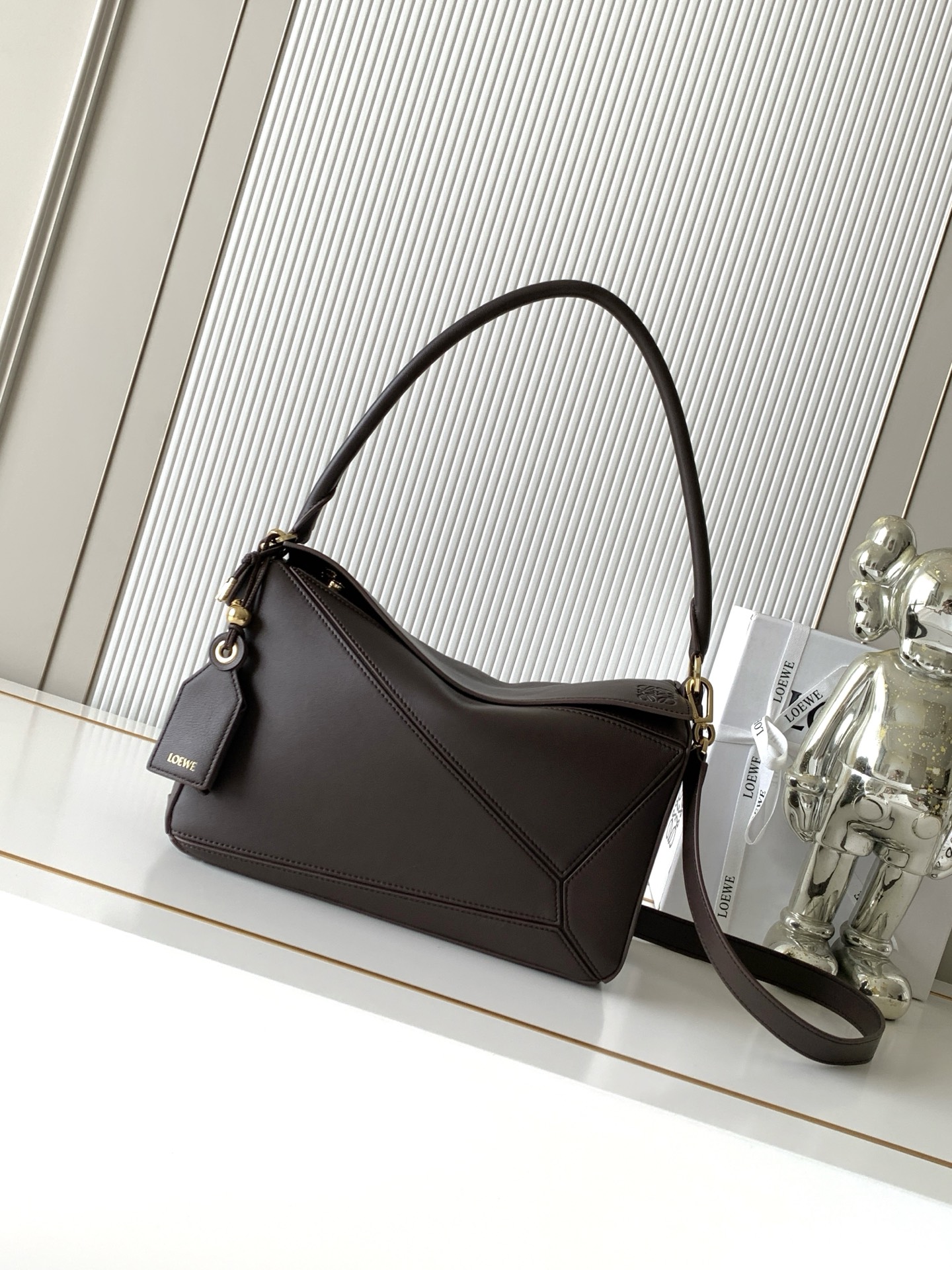 NO:895388,New Geometric Bag Medium Nappa Sheep Leather Featherlight Puzzle Handbag Featherlight Puzzle Unique geometric lines outline the rectangular shape. Soft and lightweight Nappa leather injects a casual and lazy style into the handbag. This version comes with a shoulder strap, which injects new vitality into the design. *Can be worn on the shoulder or cross-body. Embossed, engraved words inside the plaque Size 29CM～19.5CM～12CM Style No. 9177 Color dark maroon, Loewe, loewe, sheepskin19860909新款几何包中号納帕羊皮革 Featherlight Puzzle 手袋Featherlight Puzzle 以别具一格的几何线条勾勒长方体造型柔软轻盈的纳帕皮革为手袋注入随性慵懒的风格此版本配备肩带,为设计注入崭新活力*可肩背或斜挎*可拆卸可调节肩带饰有旋转卡扣“拉链开合,铰接式拉链头*可拆卸烫金或烫银标签饰有隐秘口袋和气球骰子*长方形金属脚钉*纳帕羊皮革衬里*Anagram 压纹、饰牌内部镌刻字样 尺寸29CM～19.5CM～12CM 款号9177 颜色深栗色,罗意威,loewe,sheepskin,Bag