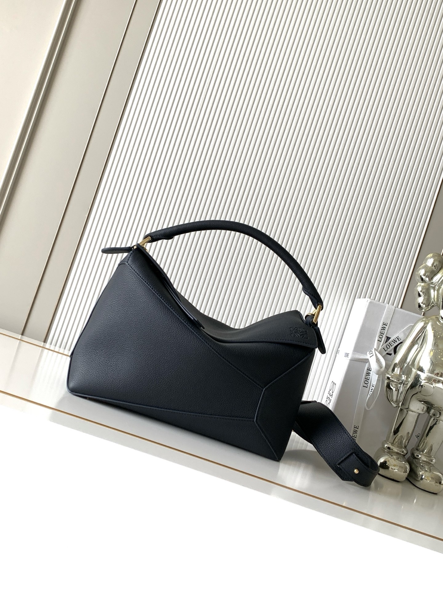 NO:895393,New version of geometric bag 29CMPuzzle handbag ~ imported cowhide Luojia's popular geometric bag Puzzle handbag is the first handbag launched by creative director Jonathan Ande for L0EWE. The rectangular shape and precise cutting technology created Puzzle's unique geometric lines, simple and elegant geometric design, fashionable and cool, sweet and salty original calf leather  The shape of the bag doesn't change, and it feels so comfortable that your upper body instantly looks up. The three-dimensional bag also contains extraordinary capacity, making it a popular item that you can never get enough of!  Size 29CM～19CM～12CM Style No. 9312 Color Dark Navy Blue Li, Loewe, loewe, loewe, cowhide19860909新版本几何包29CMPuzzle手袋～原厂进口牛皮 罗家爆款几何包Puzzle 手袋是创意总监乔纳森·安德森Jonathan Ande为 L0EWE 推出的首款手提包长方体形状和精确的切割技术创造了Puzzle 独特的几何线条简约大气的几何设计时髦中带着股酷劲,可甜可盐原厂小牛皮 包型都不变型手感舒适得没话说上身气质立马up～立体包型还蕴藏着非凡的容量是永远都囤不够的热门单品！ 尺寸29CM～19CM～12CM 款号9312 颜色深海军蓝荔,罗意威,loewe,loewe,cowhide,Bag