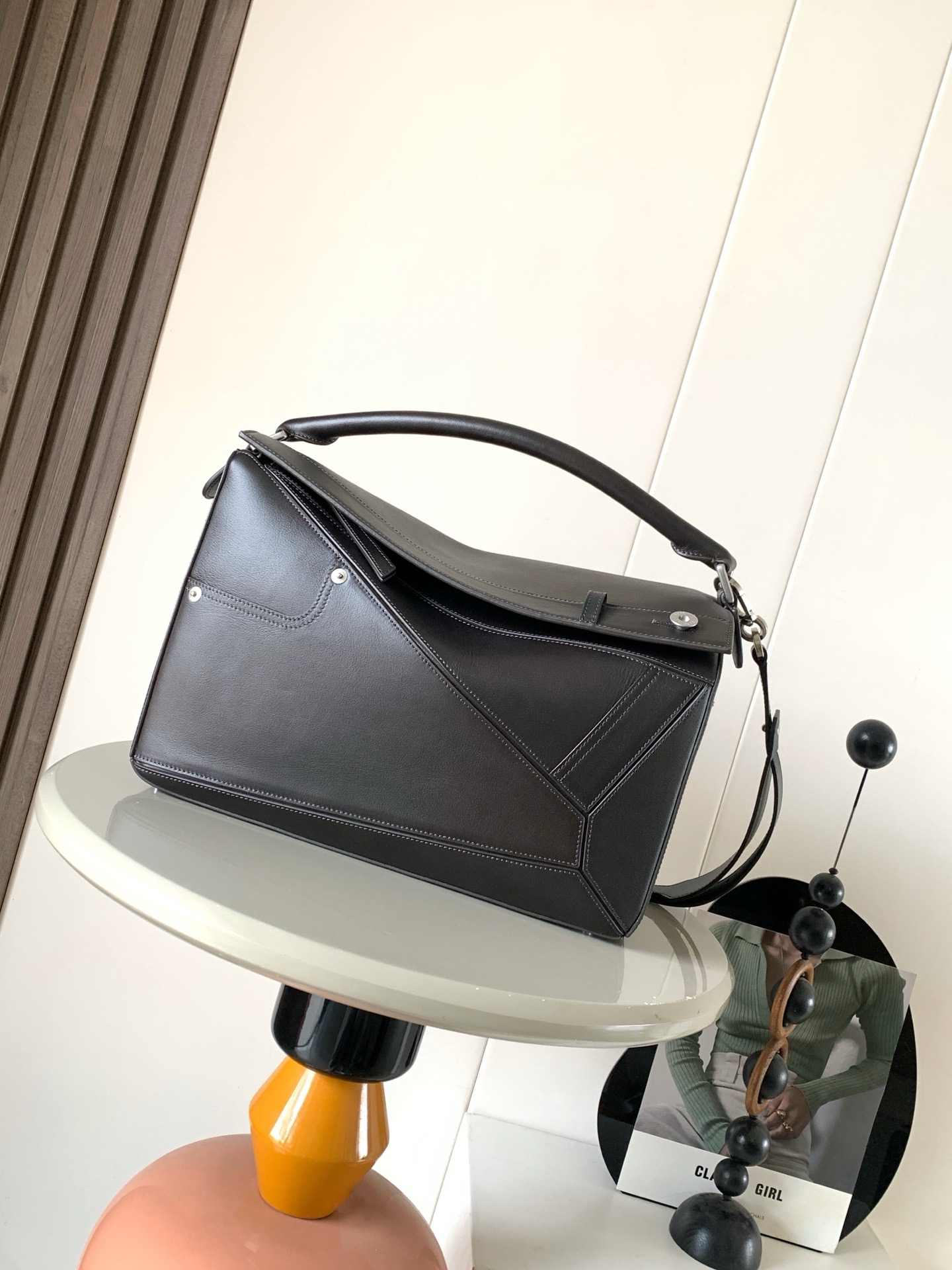 NO:895428,Large glossy cow leather Panta Puzzle handbag Puzzle uses unique geometric lines to outline a rectangular shape. This large version is made of glossy cowhide and decorated with denim trousers-style details. Geometric bag 33CMPuzzle handbag imported calfskin plain texture Luojia's popular geometric bag Puzzle handbag was designed by creative director Jonathan Anderson for L0EWE  The first handbag launched, the rectangular shape and precise cutting techniques create the Puzzle's unique geometric lines. This large version is made from soft grained cow leather.  Color: antique brown,loewe,loewe,loewe,wallets,cowhide19860909大号亮面牛皮革 Panta Puzzle 手袋Puzzle 以别具一格的几何线条勾勒长方体造型此大号版本采用亮面牛皮革制成,饰有单宁布长裤风格细节.几何包33CMPuzzle手袋原厂进口小牛皮平纹 罗家爆款几何包Puzzle 手袋是创意总监乔纳森·安德森（ Jonathan Anderson）为 L0EWE 推出的首款手提包长方体形状和精确的切割技术创造了 Puzzle 独特的几何线条这个大尺寸版本采用柔软粒面牛皮革制成＊大号 Puzzle 可以容纳例如一只大号钱包、所有尺寸的手机和太阳镜斜、肩背、手拿或顶部提手携带＊可拆卸 尺寸33CM～21.5CM～14.5CM 款号9165 颜色仿古棕,罗意威,loewe,loewe,wallets,cowhide,Bag