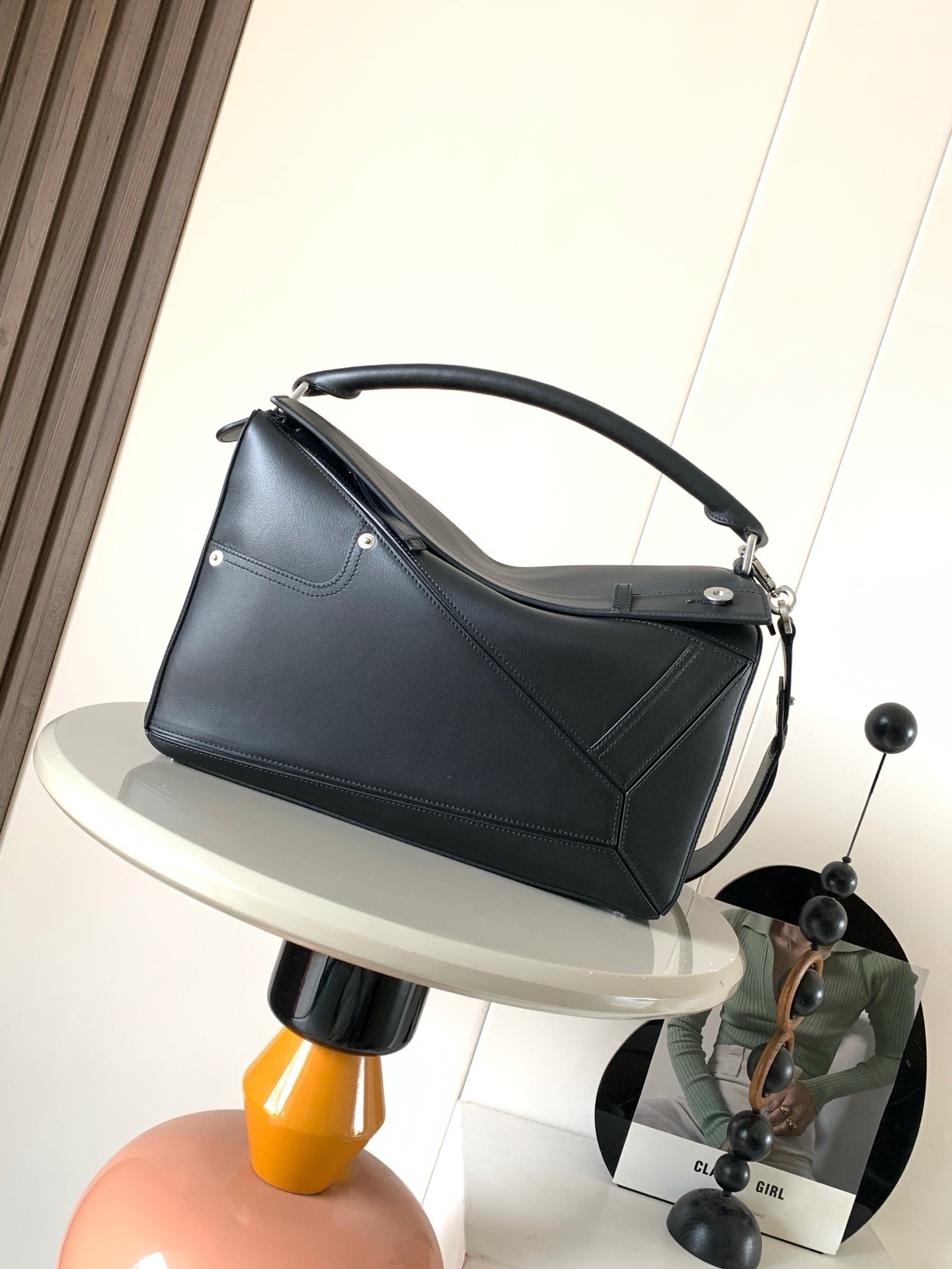 NO:895432,Large glossy cow leather Panta Puzzle handbag Puzzle uses unique geometric lines to outline a rectangular shape. This large version is made of glossy cowhide and decorated with denim trousers-style details. Geometric bag 33CMPuzzle handbag imported calfskin plain texture Luojia's popular geometric bag Puzzle handbag was designed by creative director Jonathan Anderson for L0EWE  The first handbag launched, the rectangular shape and precise cutting techniques create the Puzzle's unique geometric lines. This large version is made from soft grained cow leather.  Color black,loewe,loewe,loewe,wallets,cowhide19860909大号亮面牛皮革 Panta Puzzle 手袋Puzzle 以别具一格的几何线条勾勒长方体造型此大号版本采用亮面牛皮革制成,饰有单宁布长裤风格细节.几何包33CMPuzzle手袋原厂进口小牛皮平纹 罗家爆款几何包Puzzle 手袋是创意总监乔纳森·安德森（ Jonathan Anderson）为 L0EWE 推出的首款手提包长方体形状和精确的切割技术创造了 Puzzle 独特的几何线条这个大尺寸版本采用柔软粒面牛皮革制成＊大号 Puzzle 可以容纳例如一只大号钱包、所有尺寸的手机和太阳镜斜、肩背、手拿或顶部提手携带＊可拆卸 尺寸33CM～21.5CM～14.5CM 款号9165 颜色黑色,罗意威,loewe,loewe,wallets,cowhide,Bag