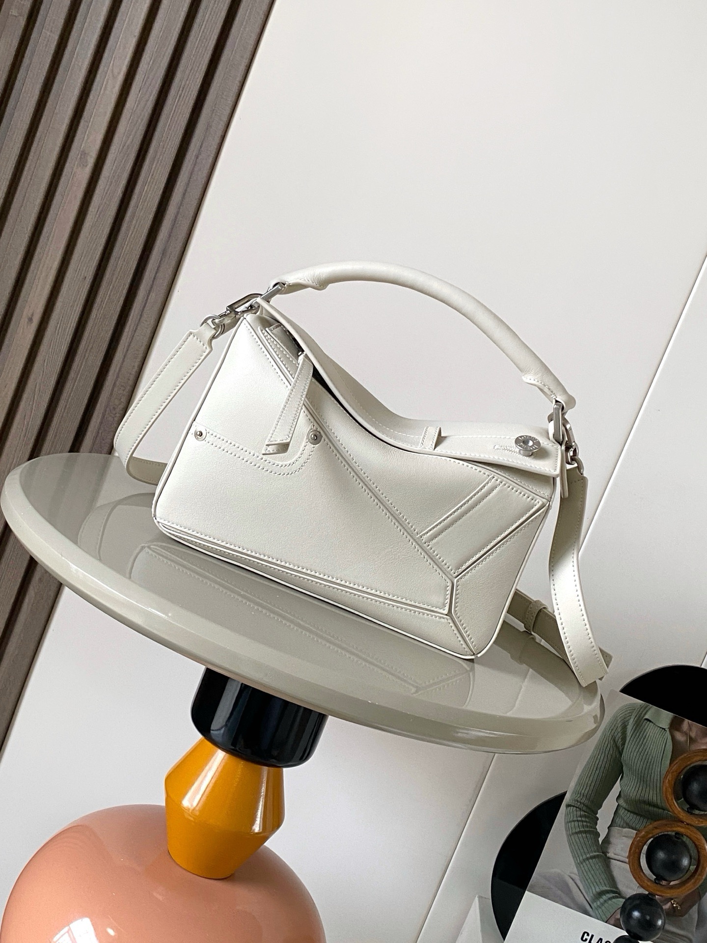 NO:895437,Small glossy cow leather Panta Puzzle handbag Puzzle uses unique geometric lines to outline a rectangular shape. This small version is made of glossy cowhide and decorated with denim trousers style details. Geometric bag 24CMPuzzle handbag imported calfskin plain texture Luojia's popular geometric bag Puzzle handbag is creative director Jonathan Anderson (Jonathan Anderson) for L0EWE  The first handbag launched, the rectangular shape and precise cutting techniques create the unique geometric lines of the Puzzle. This small version is made from soft grained cow leather.  Color light gray,loewe,loewe,loewe,wallets,cowhide19860909小号亮面牛皮革 Panta Puzzle 手袋Puzzle 以别具一格的几何线条勾勒长方体造型此小号版本采用亮面牛皮革制成,饰有单宁布长裤风格细节.几何包24CMPuzzle手袋原厂进口小牛皮平纹 罗家爆款几何包Puzzle 手袋是创意总监乔纳森·安德森（ Jonathan Anderson）为 L0EWE 推出的首款手提包长方体形状和精确的切割技术创造了 Puzzle 独特的几何线条这个小尺寸版本采用柔软粒面牛皮革制成＊小号 Puzzle 可以容纳例如一只大号钱包、所有尺寸的手机和太阳镜斜、肩背、手拿或顶部提手携带＊可拆卸 尺寸24CM～16CM～10CM 款号9109 颜色浅轻灵灰,罗意威,loewe,loewe,wallets,cowhide,Bag
