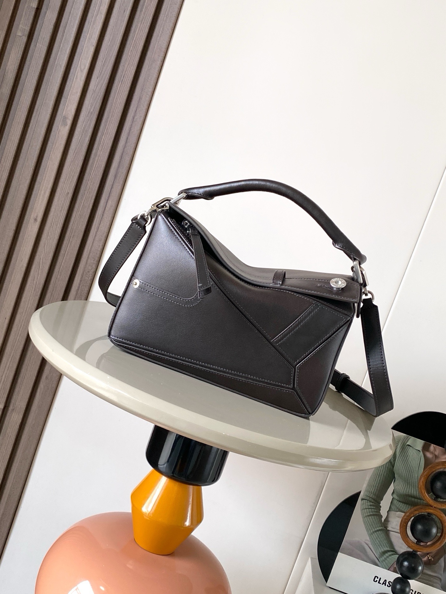 NO:895448,Small glossy cow leather Panta Puzzle handbag Puzzle uses unique geometric lines to outline a rectangular shape. This small version is made of glossy cowhide and decorated with denim trousers style details. Geometric bag 24CMPuzzle handbag imported calfskin plain texture Luojia's popular geometric bag Puzzle handbag is creative director Jonathan Anderson (Jonathan Anderson) for L0EWE  The first handbag launched, the rectangular shape and precise cutting techniques create the unique geometric lines of the Puzzle. This small version is made from soft grained cow leather.  Color: antique brown,loewe,loewe,loewe,wallets,cowhide19860909小号亮面牛皮革 Panta Puzzle 手袋Puzzle 以别具一格的几何线条勾勒长方体造型此小号版本采用亮面牛皮革制成,饰有单宁布长裤风格细节.几何包24CMPuzzle手袋原厂进口小牛皮平纹 罗家爆款几何包Puzzle 手袋是创意总监乔纳森·安德森（ Jonathan Anderson）为 L0EWE 推出的首款手提包长方体形状和精确的切割技术创造了 Puzzle 独特的几何线条这个小尺寸版本采用柔软粒面牛皮革制成＊小号 Puzzle 可以容纳例如一只大号钱包、所有尺寸的手机和太阳镜斜、肩背、手拿或顶部提手携带＊可拆卸 尺寸24CM～16CM～10CM 款号9109 颜色仿古棕,罗意威,loewe,loewe,wallets,cowhide,Bag
